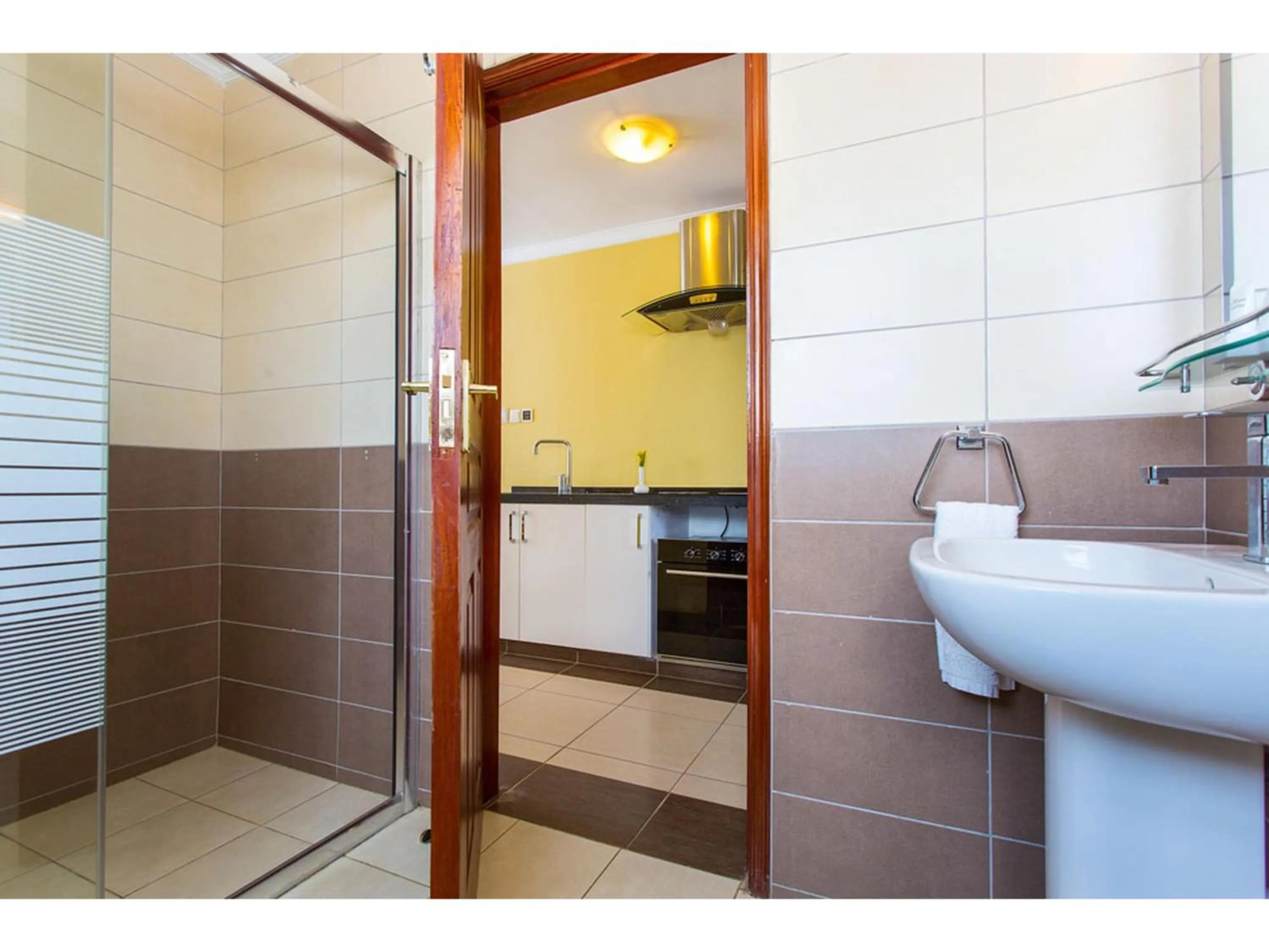 Shower in Wigot Gardens Hotel