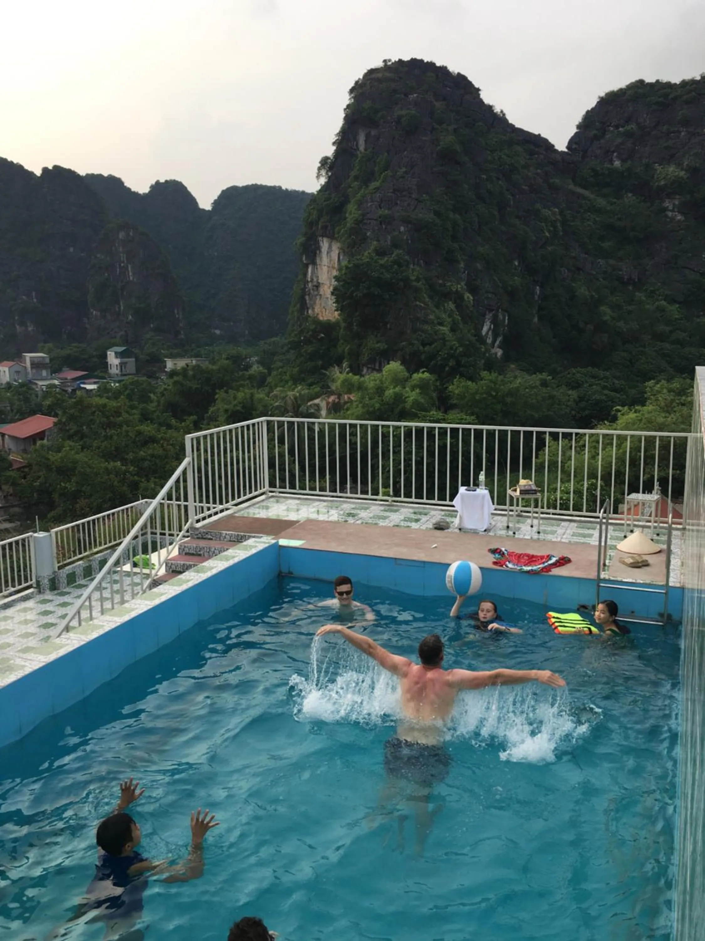 Swimming pool in Limestone View Homestay