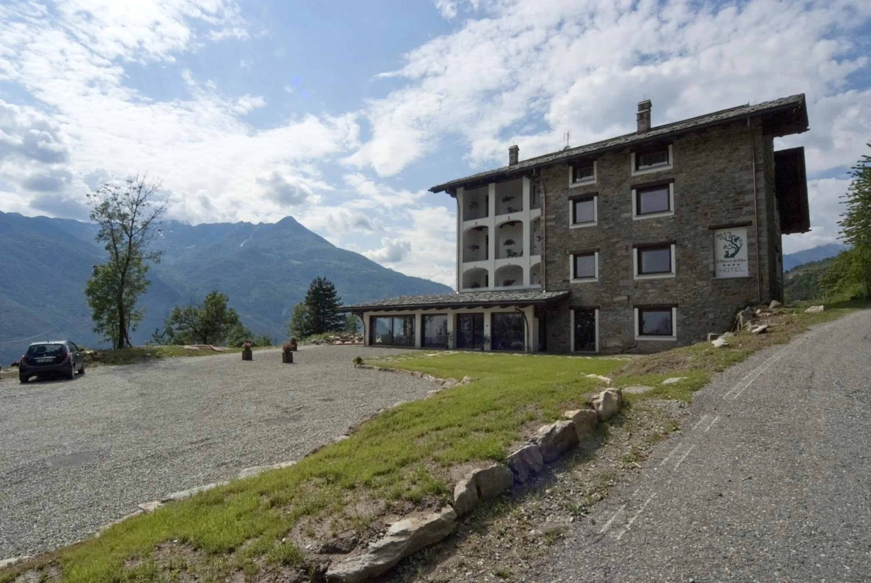 Decorative detail in Il Falco E La Volpe