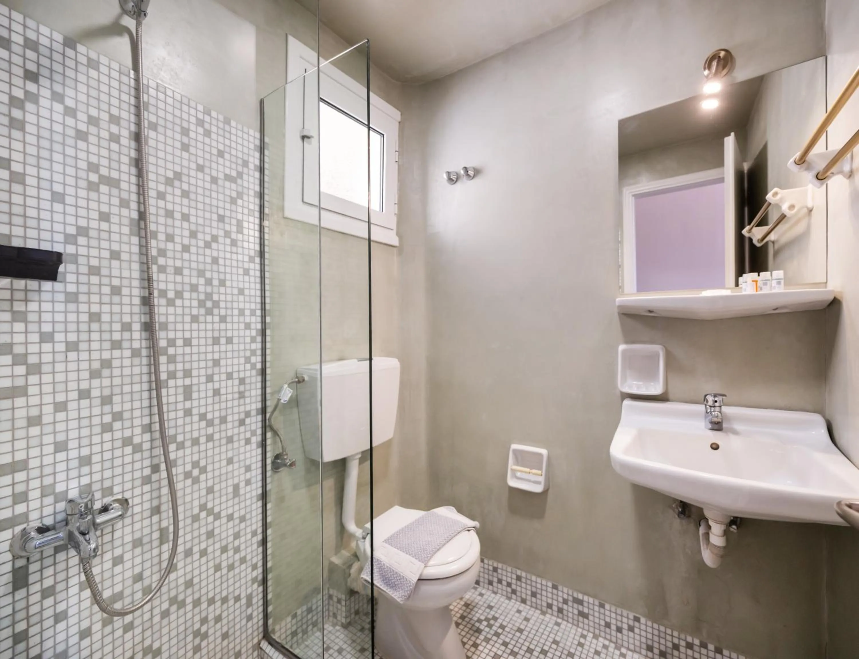 Shower in Ionio Hotel