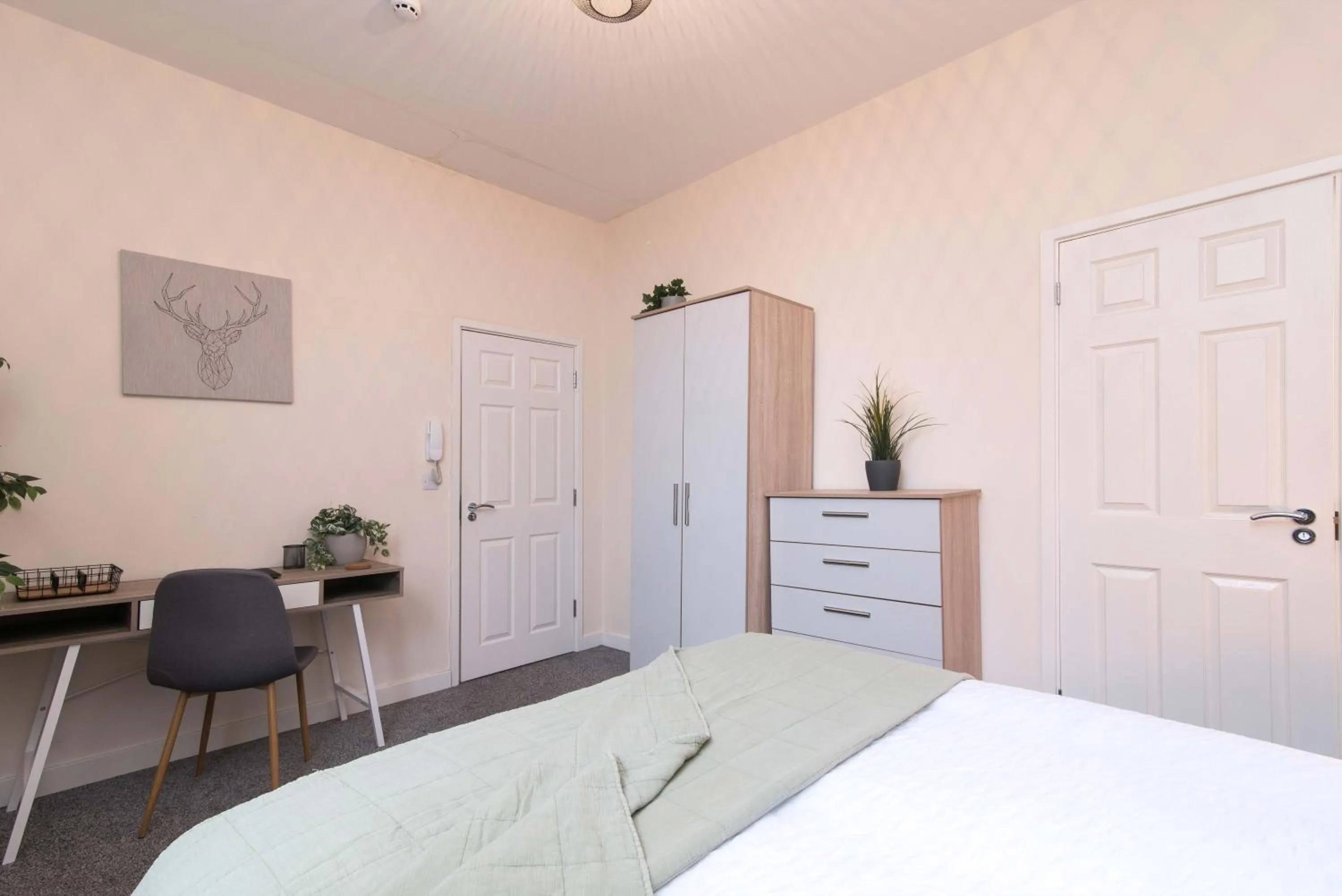 Bedroom in cheerful double en-suite room with free wifi