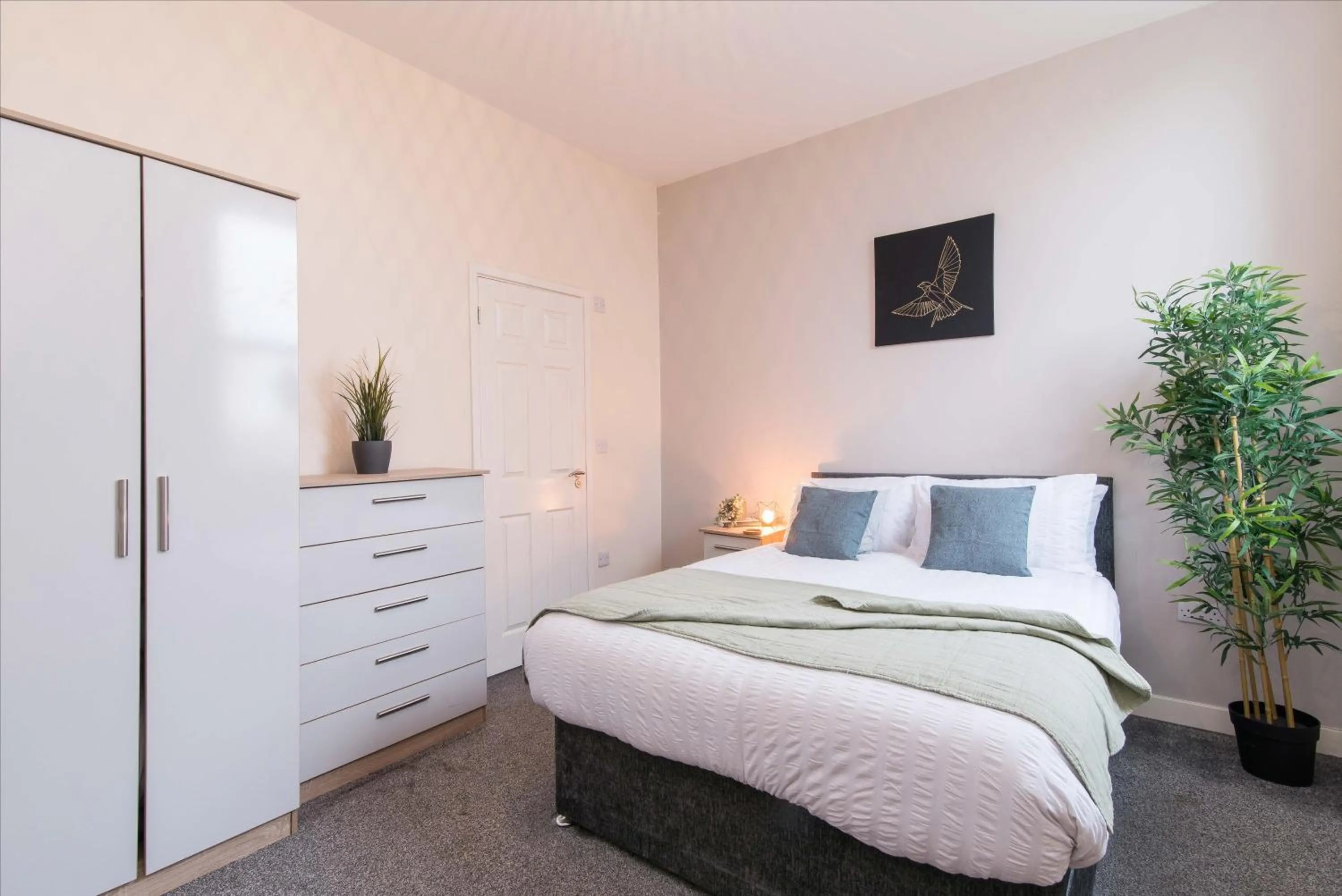 Bedroom in cheerful double en-suite room with free wifi