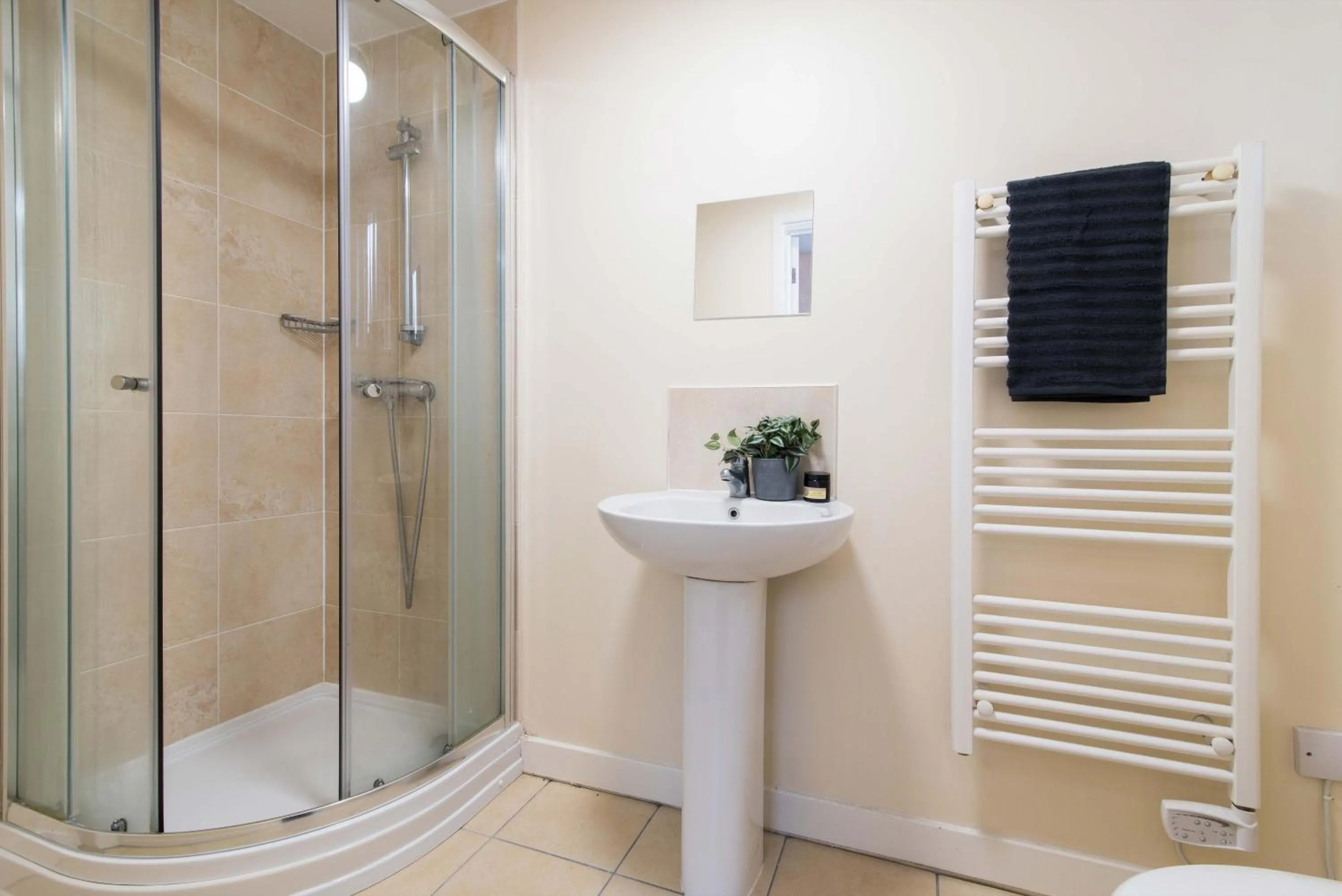 Bathroom in cheerful double en-suite room with free wifi