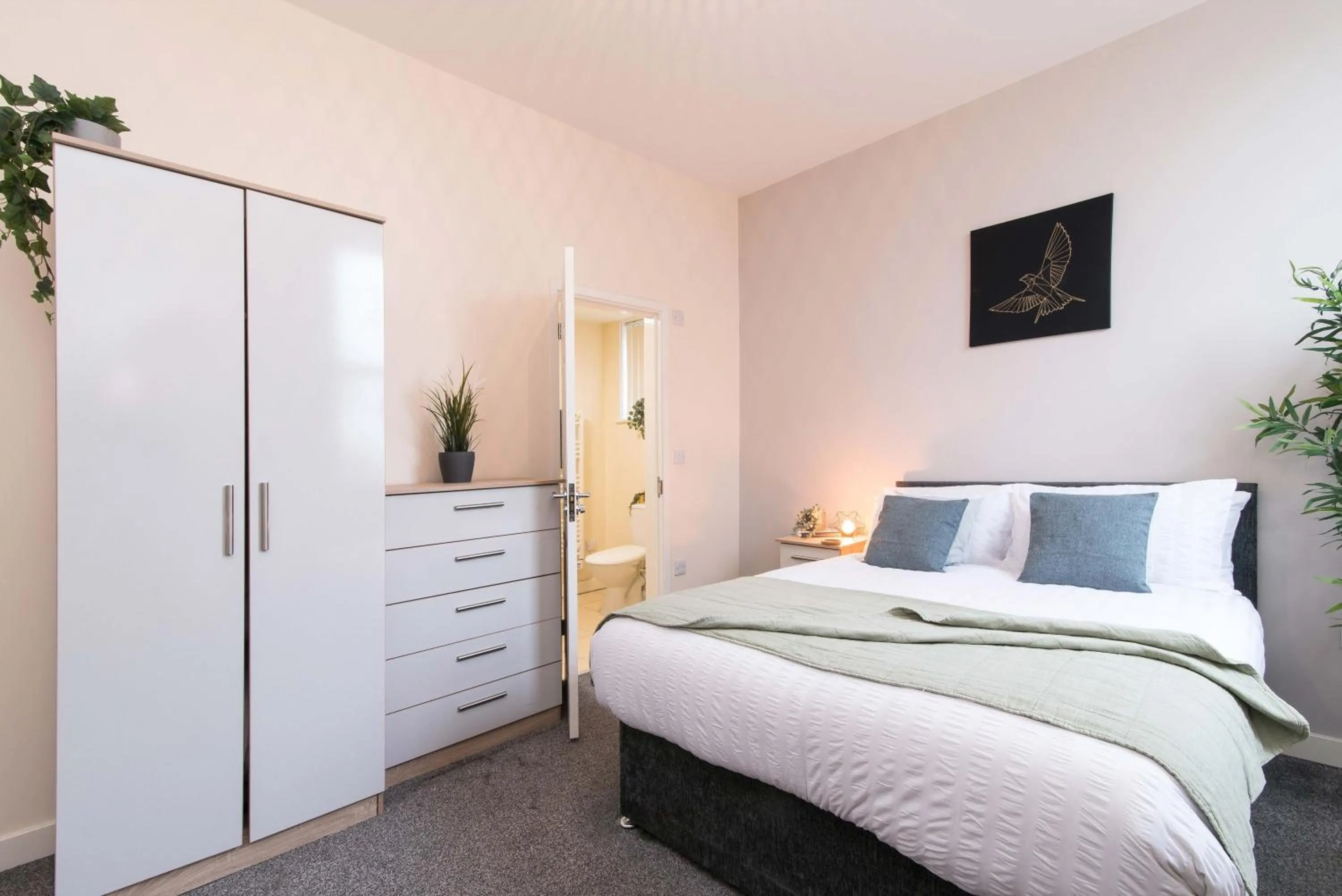 Bedroom in cheerful double en-suite room with free wifi
