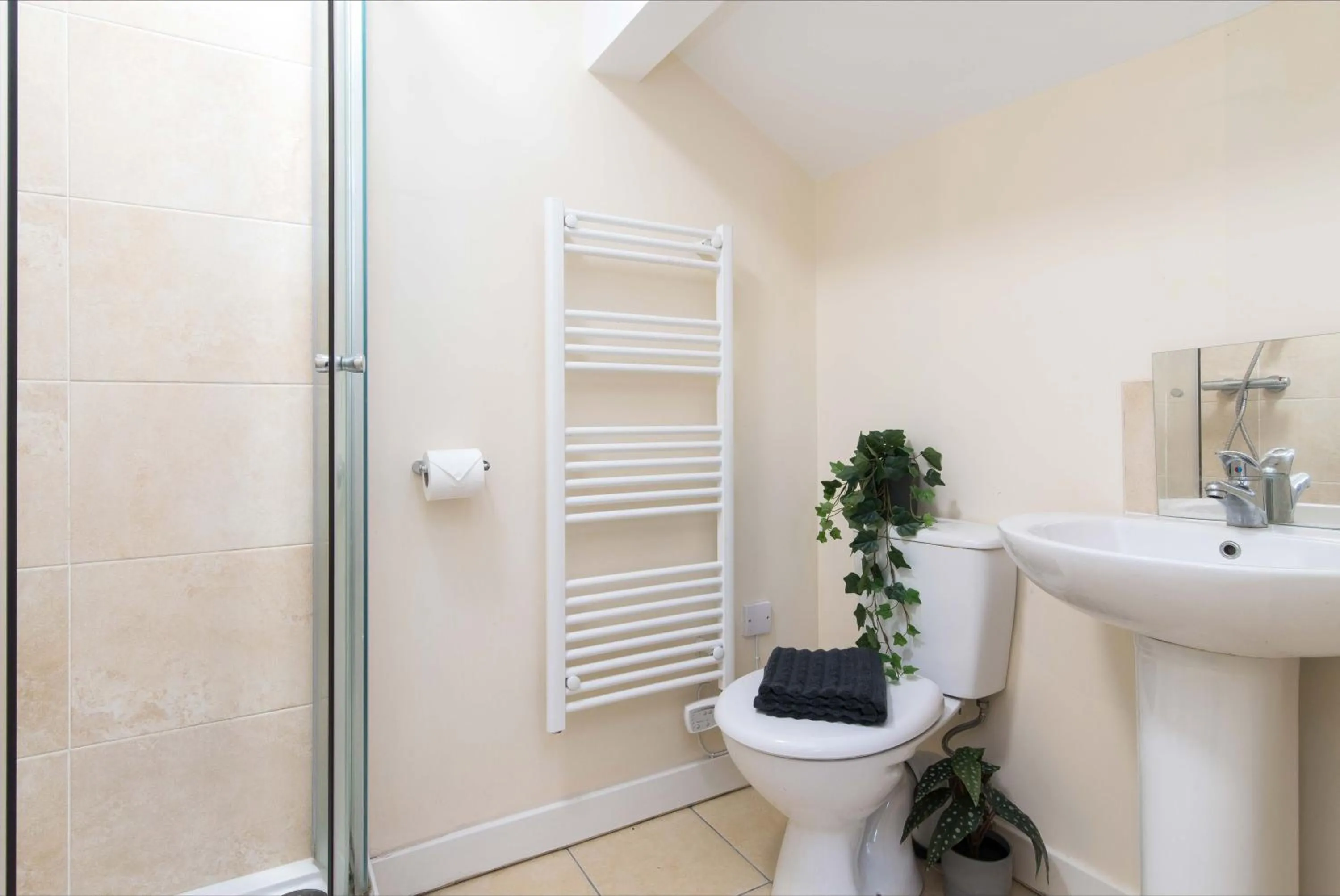 Bathroom in cheerful double en-suite room with free wifi