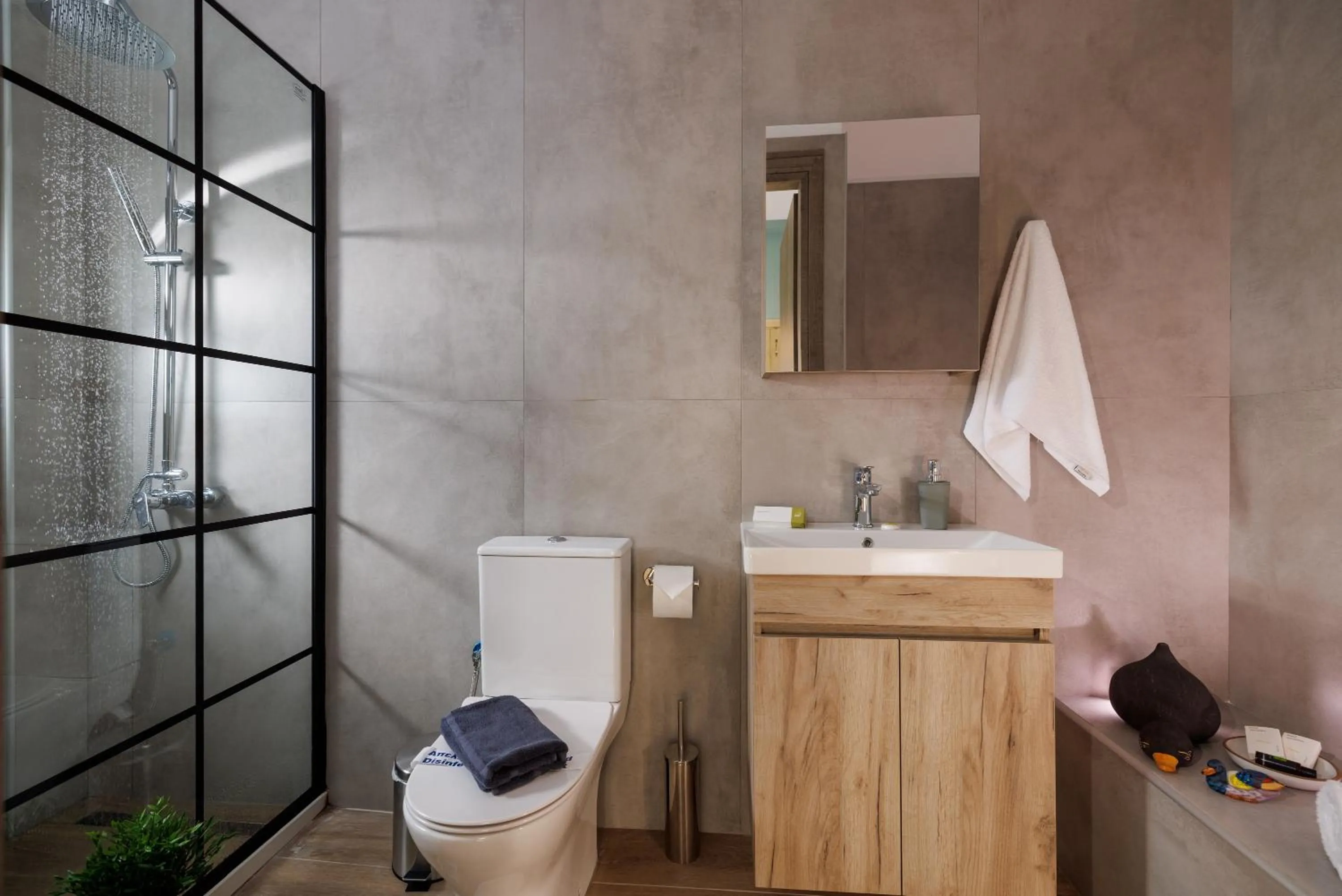 Toilet in Cathedral Suites