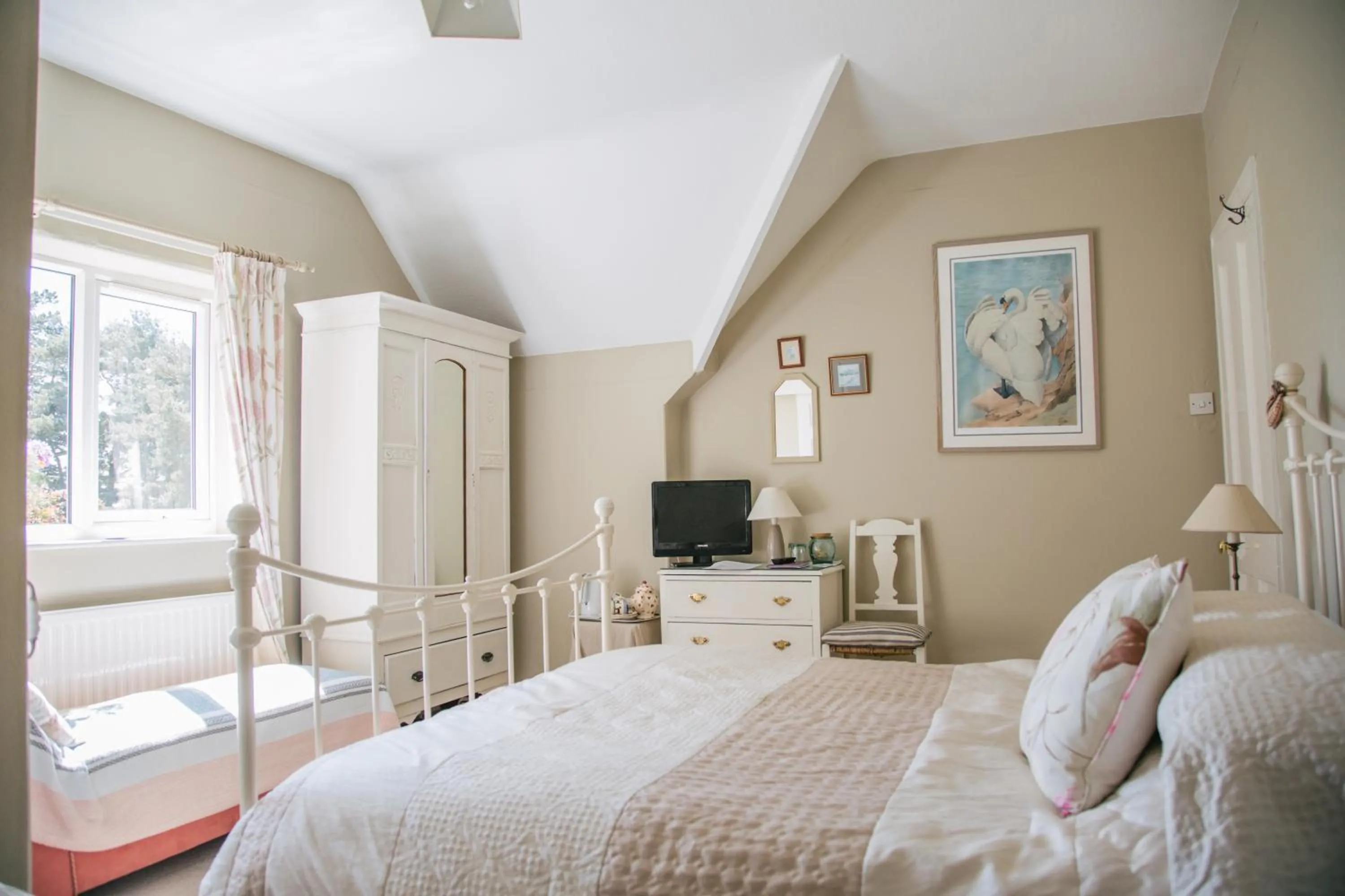 Photo of the whole room in Yew Tree Farm