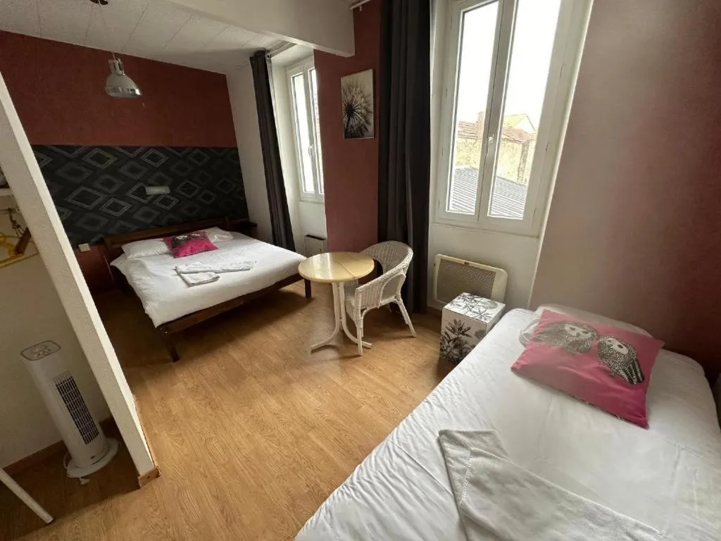 Bed in Hôtel de Nantes