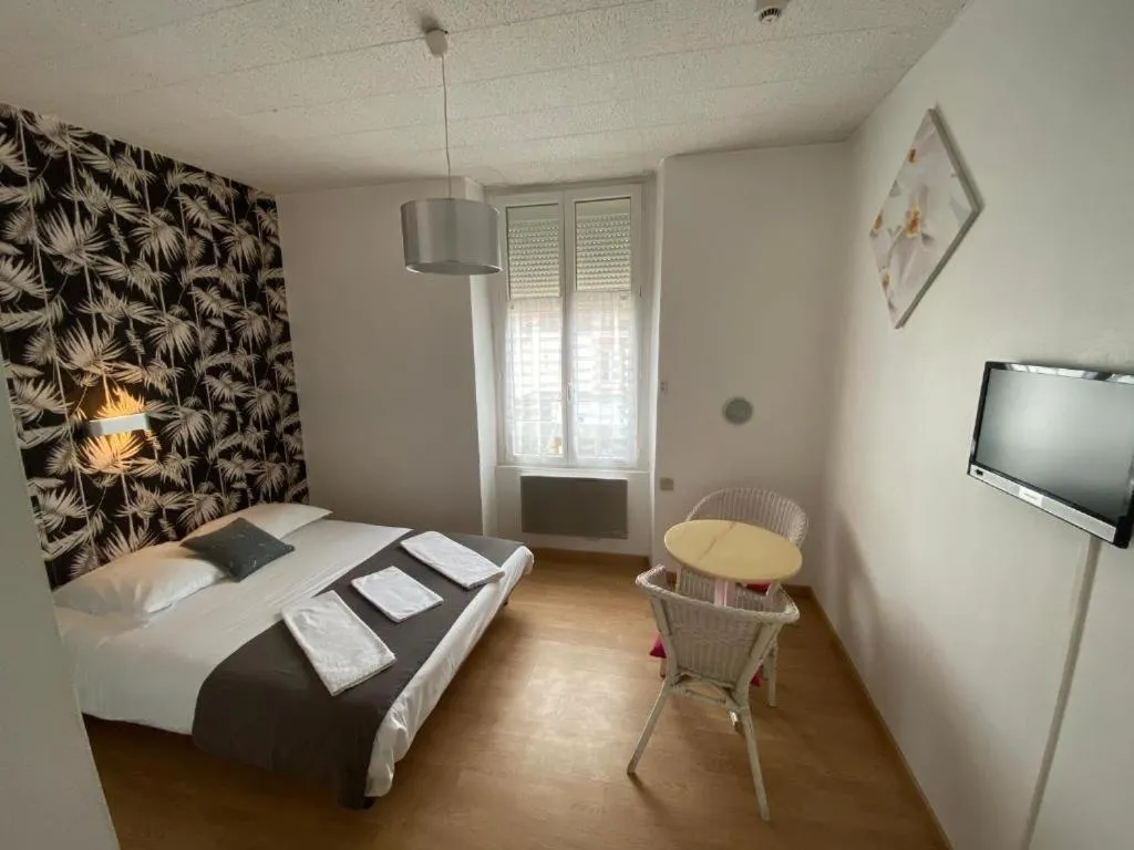 Bed in Hôtel de Nantes