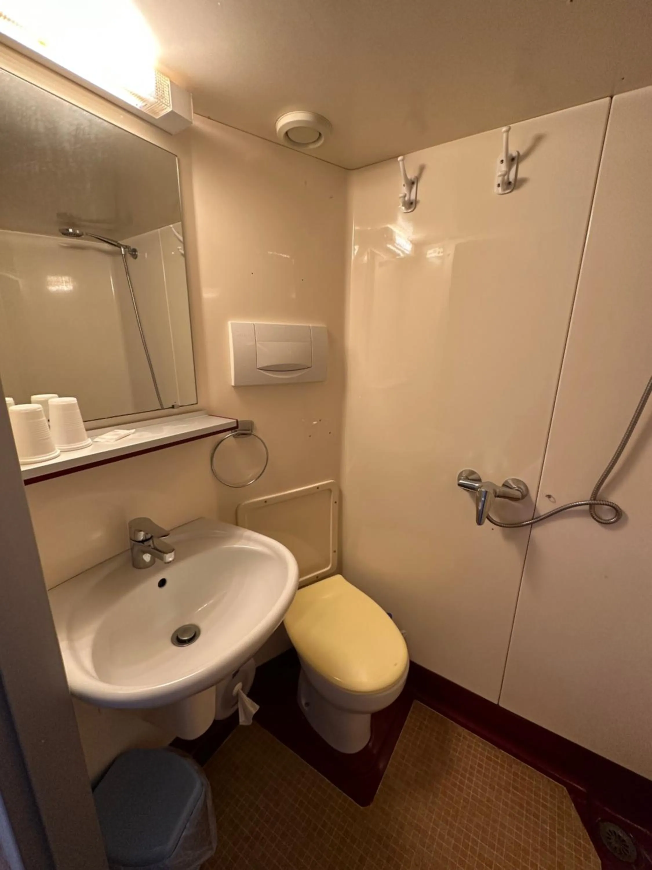 Shower in Hôtel de Nantes