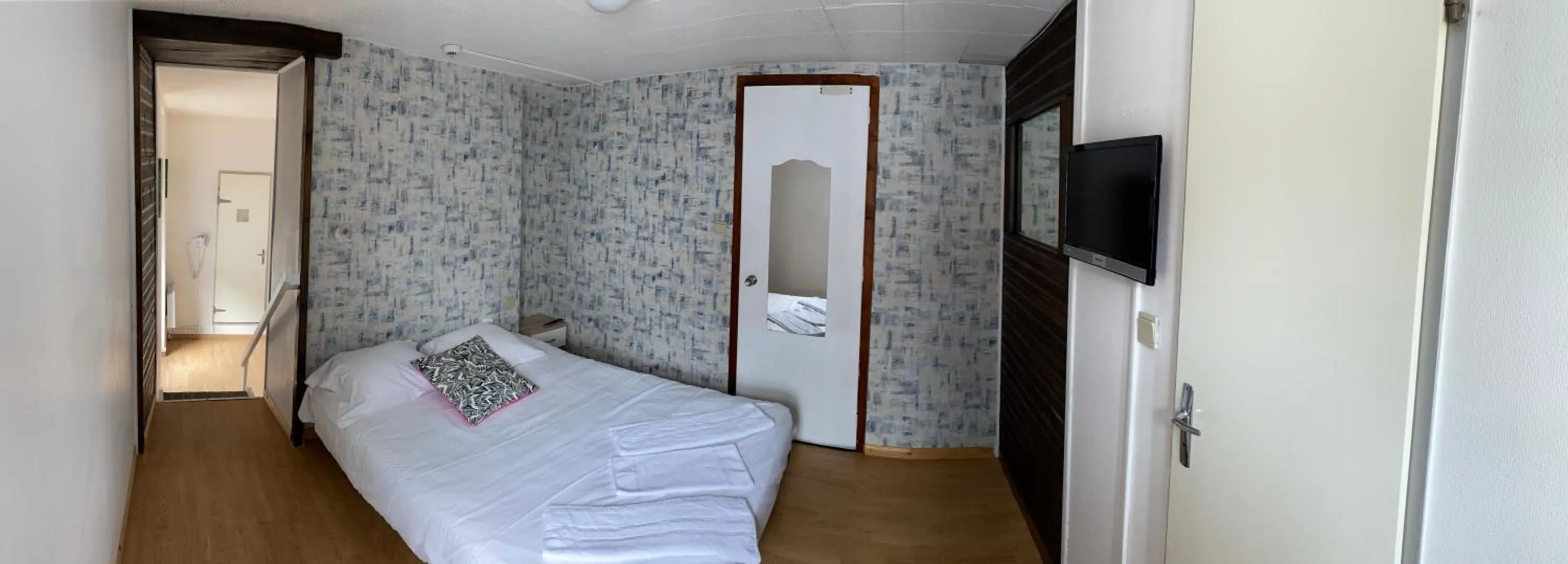 Photo of the whole room, Bed in Hôtel de Nantes