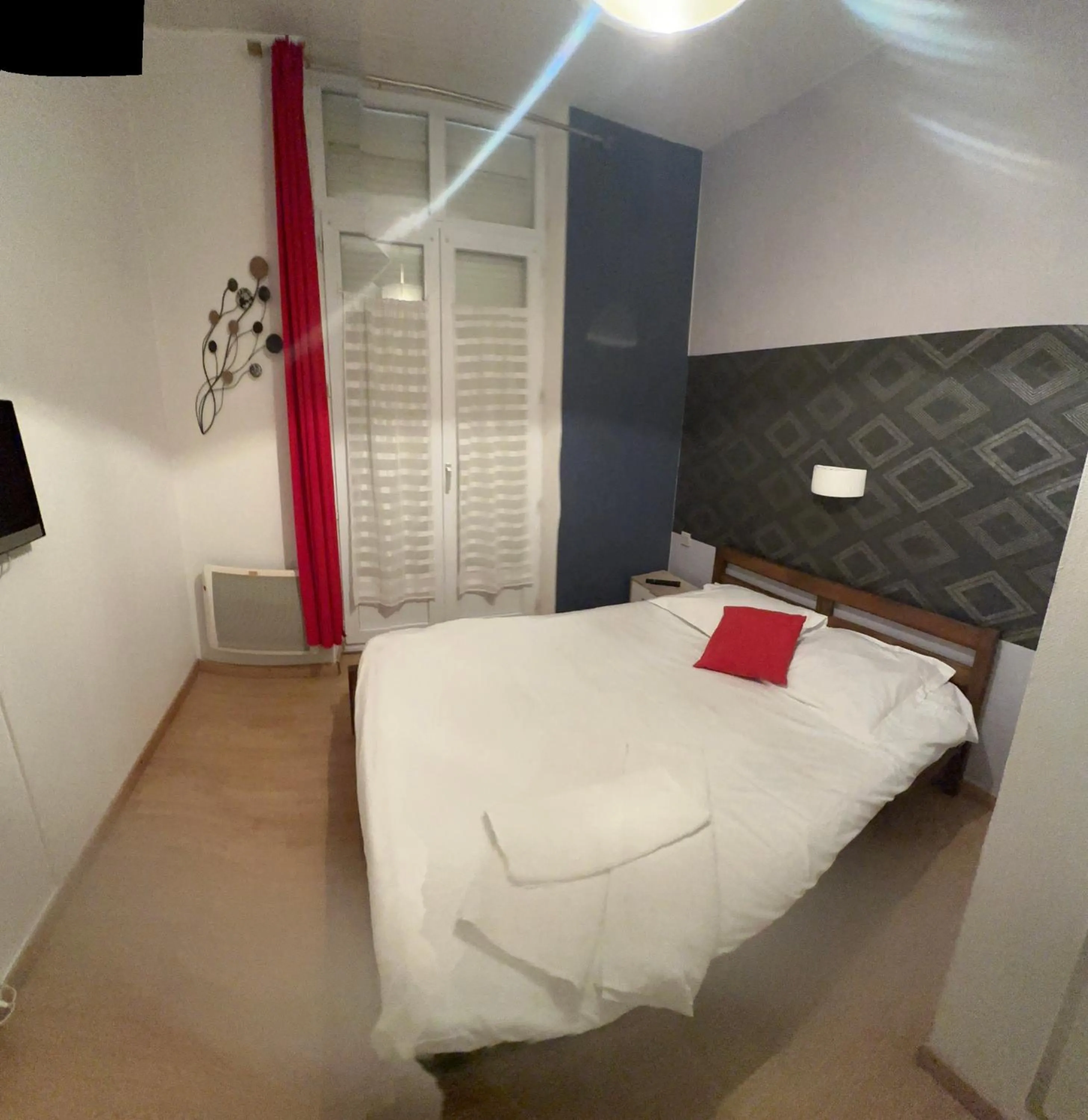 Photo of the whole room, Bed in Hôtel de Nantes