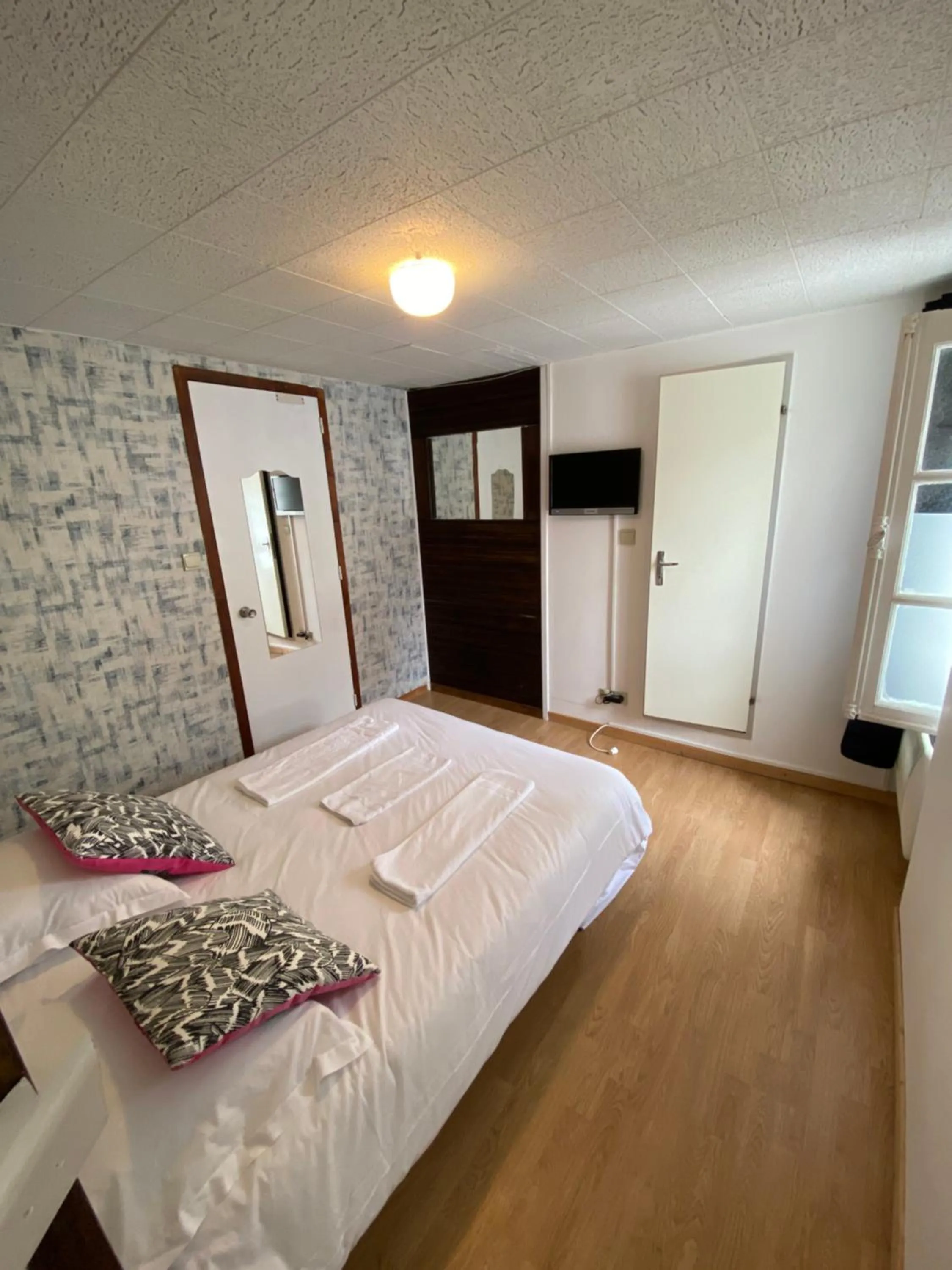 Photo of the whole room, Bed in Hôtel de Nantes