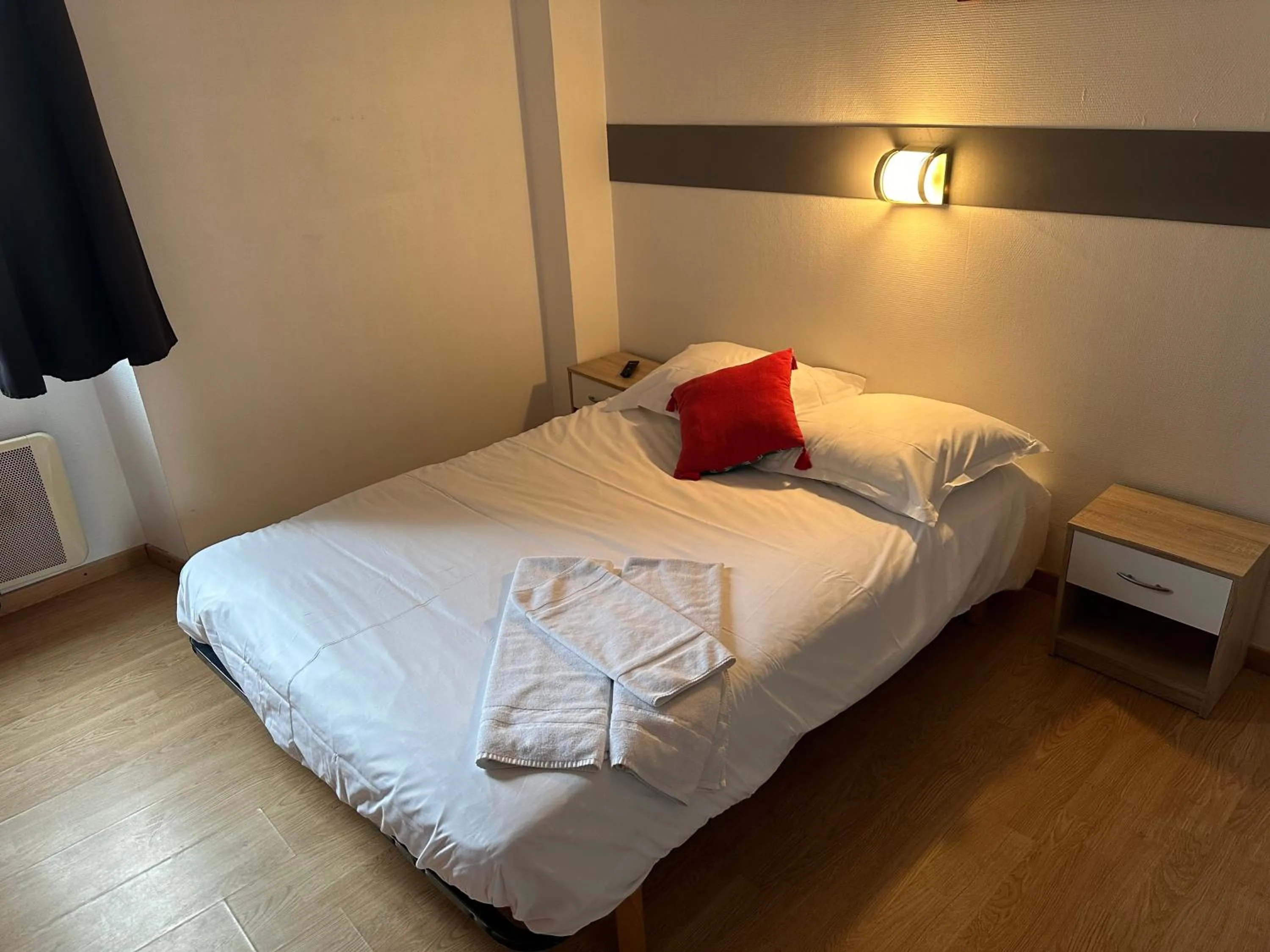 Bedroom, Bed in Hôtel de Nantes