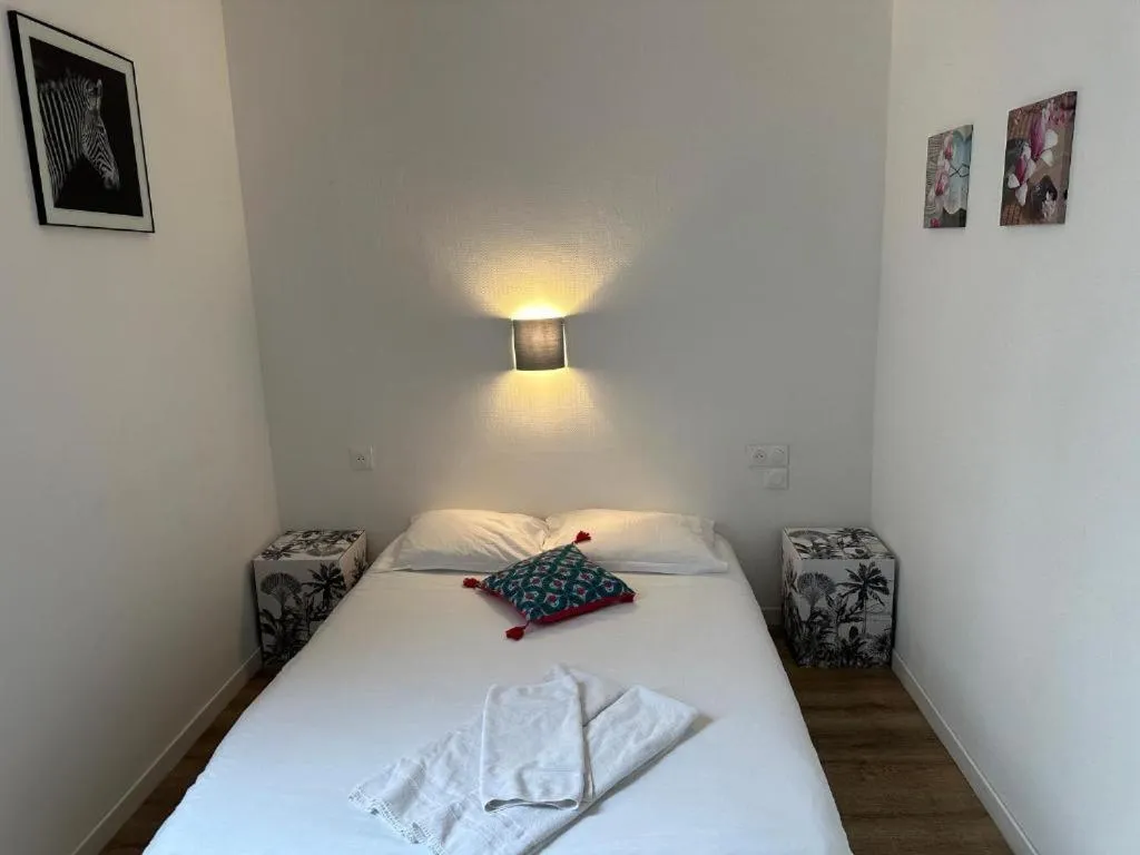 Bed in Hôtel de Nantes