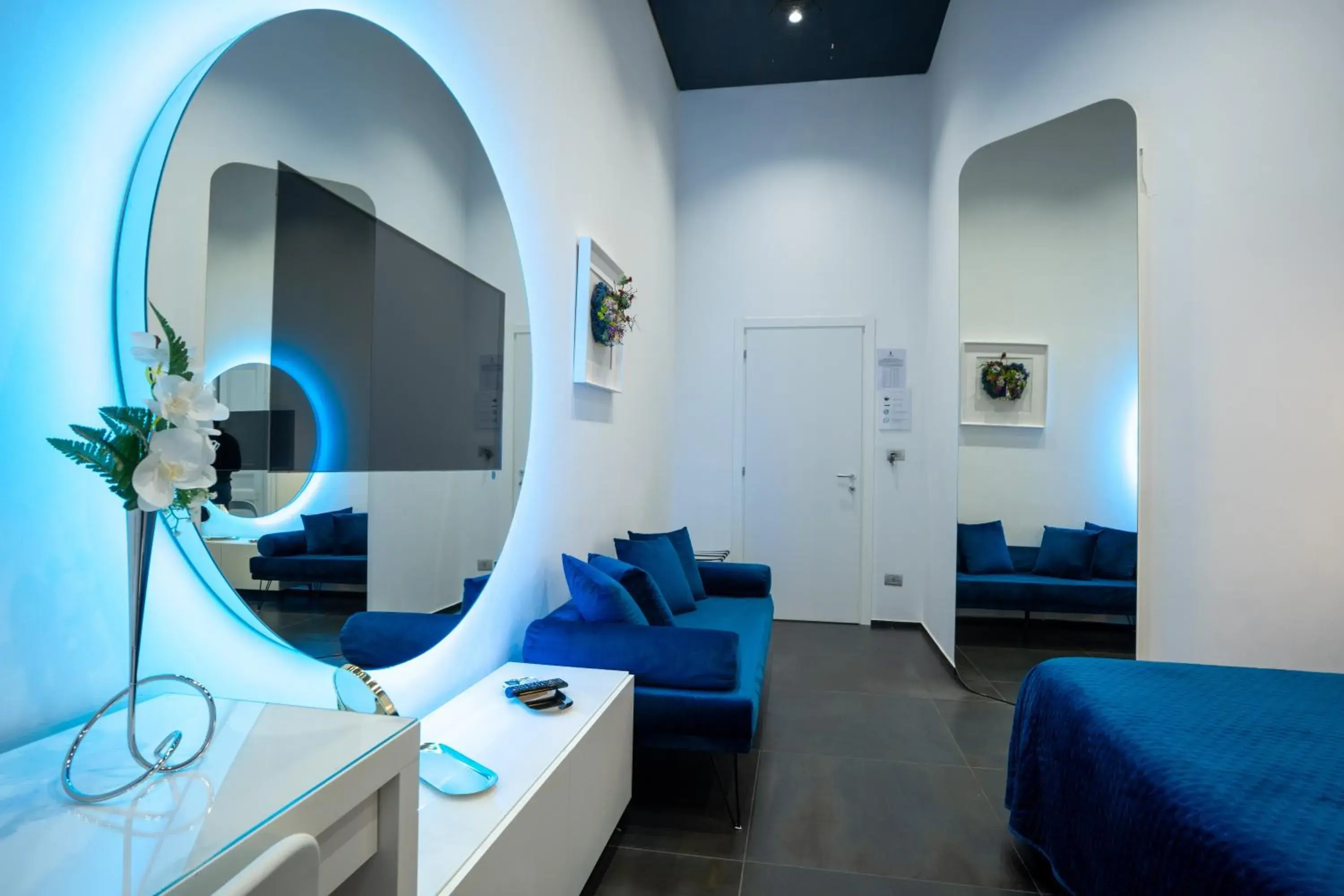 TV and multimedia in Skyhouse Chiatamone TV and multimedia in Skyhouse Chiatamone