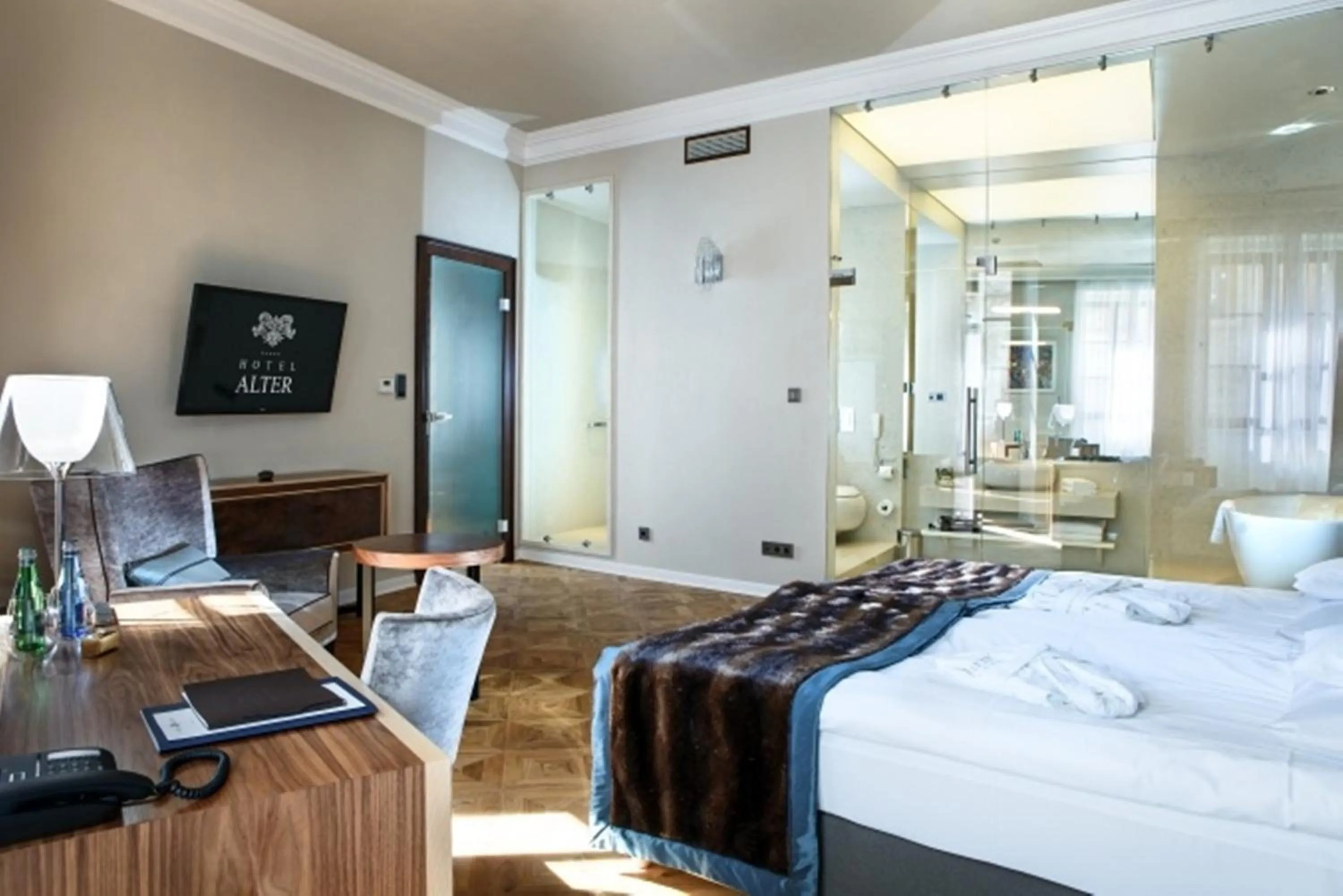 Bathroom, Bed in Hotel Alter