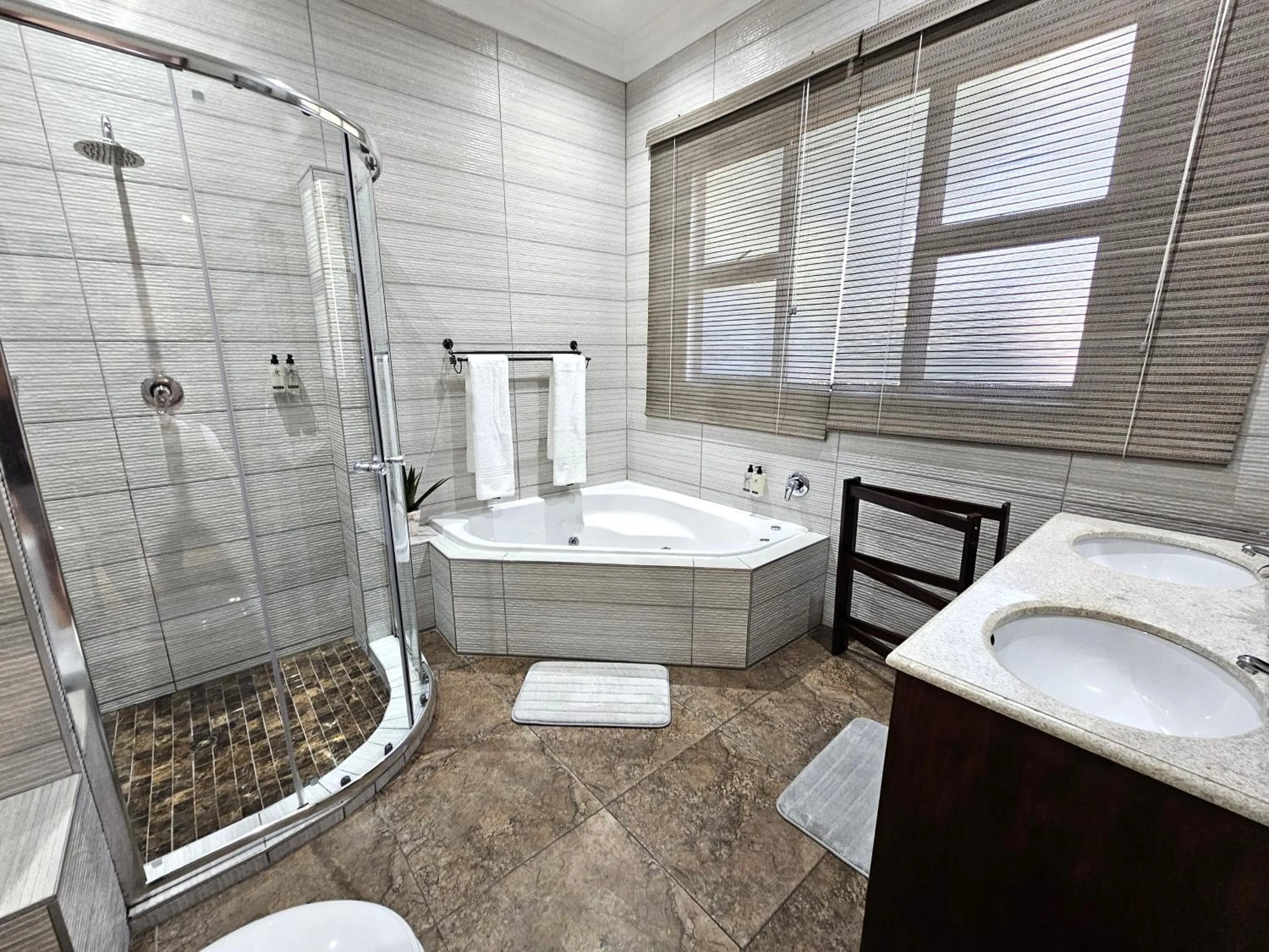 Shower, Bed in Leopard Corner Lodge