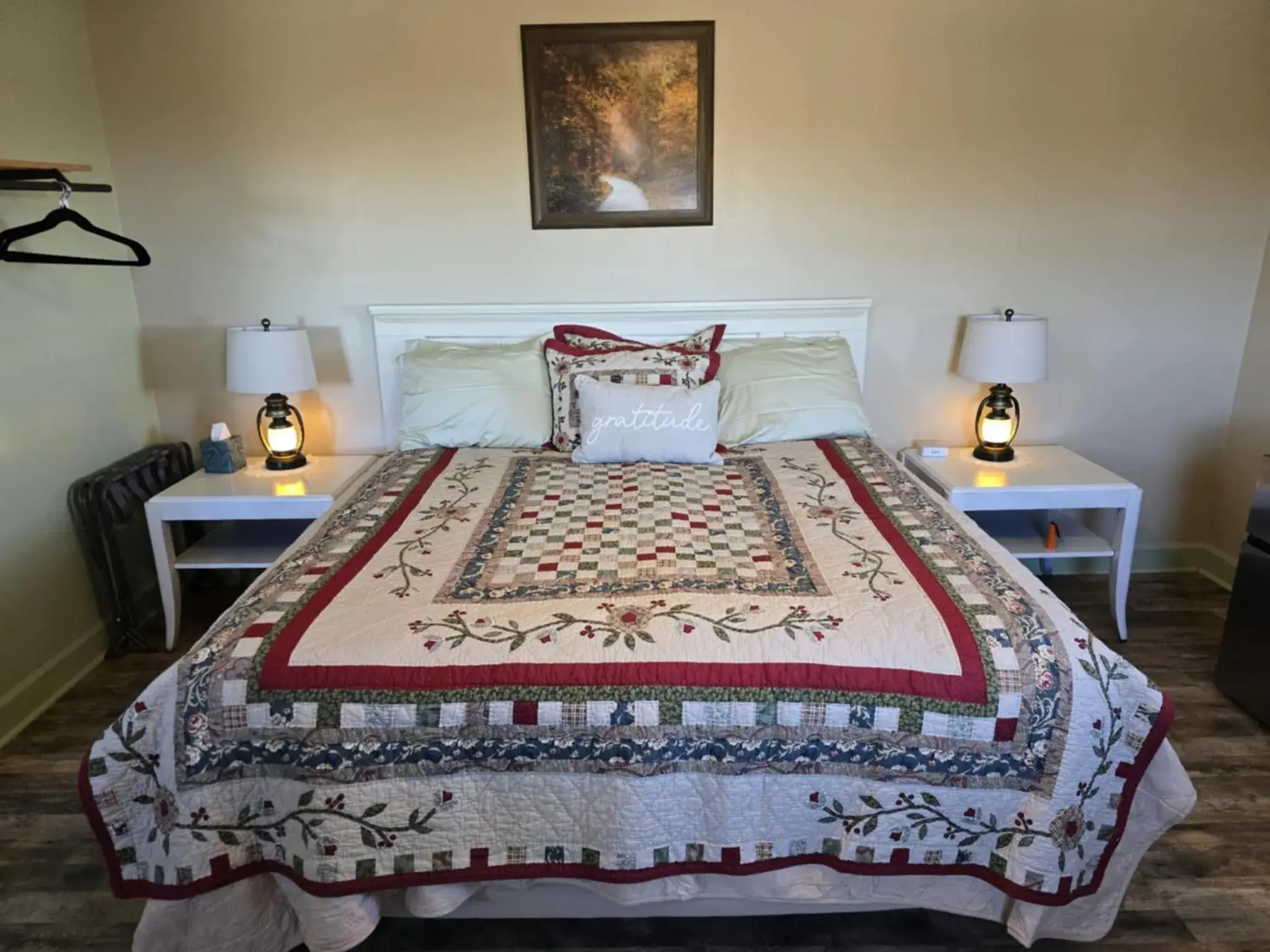 King Room with Mountain View in Moonlight Manor Bed & Breakfast King Room with Mountain View in Moonlight Manor Bed & Breakfast