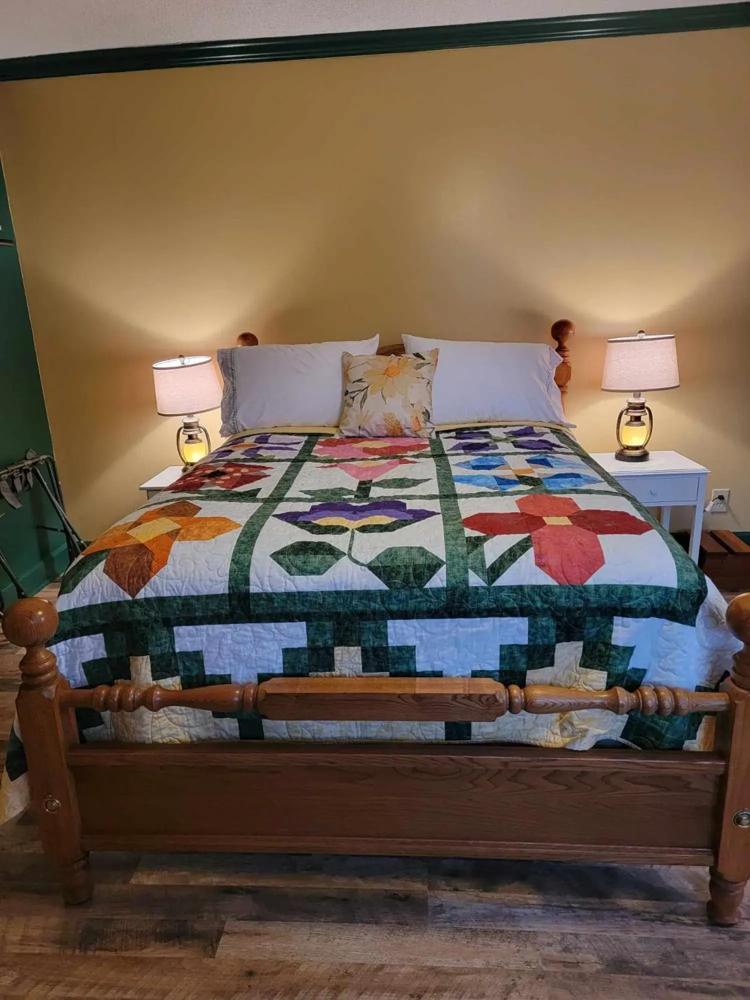 Queen Room - single occupancy in Moonlight Manor Bed & Breakfast Queen Room - single occupancy in Moonlight Manor Bed & Breakfast