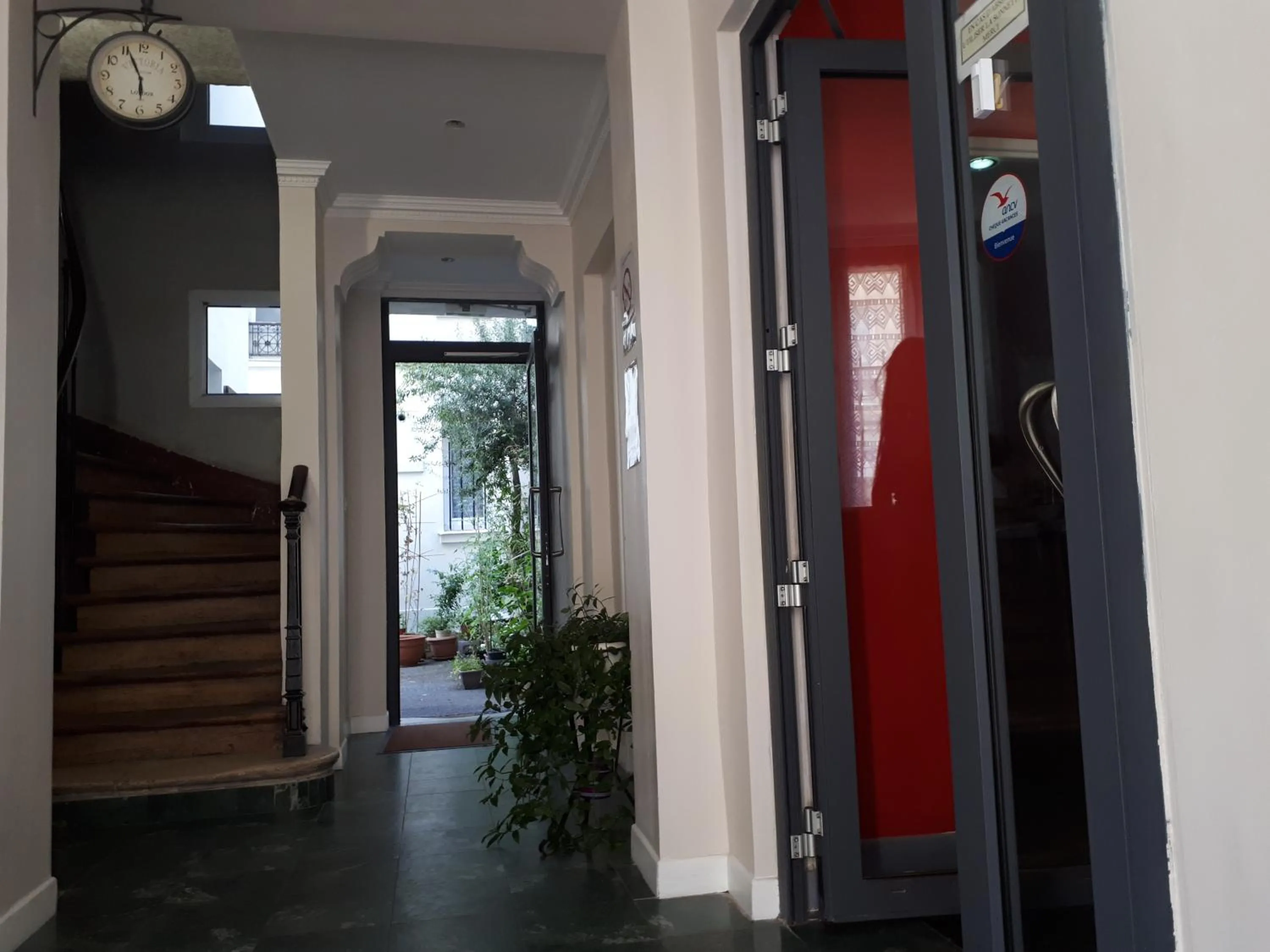 Lobby or reception in Hôtel Résidence Champerret