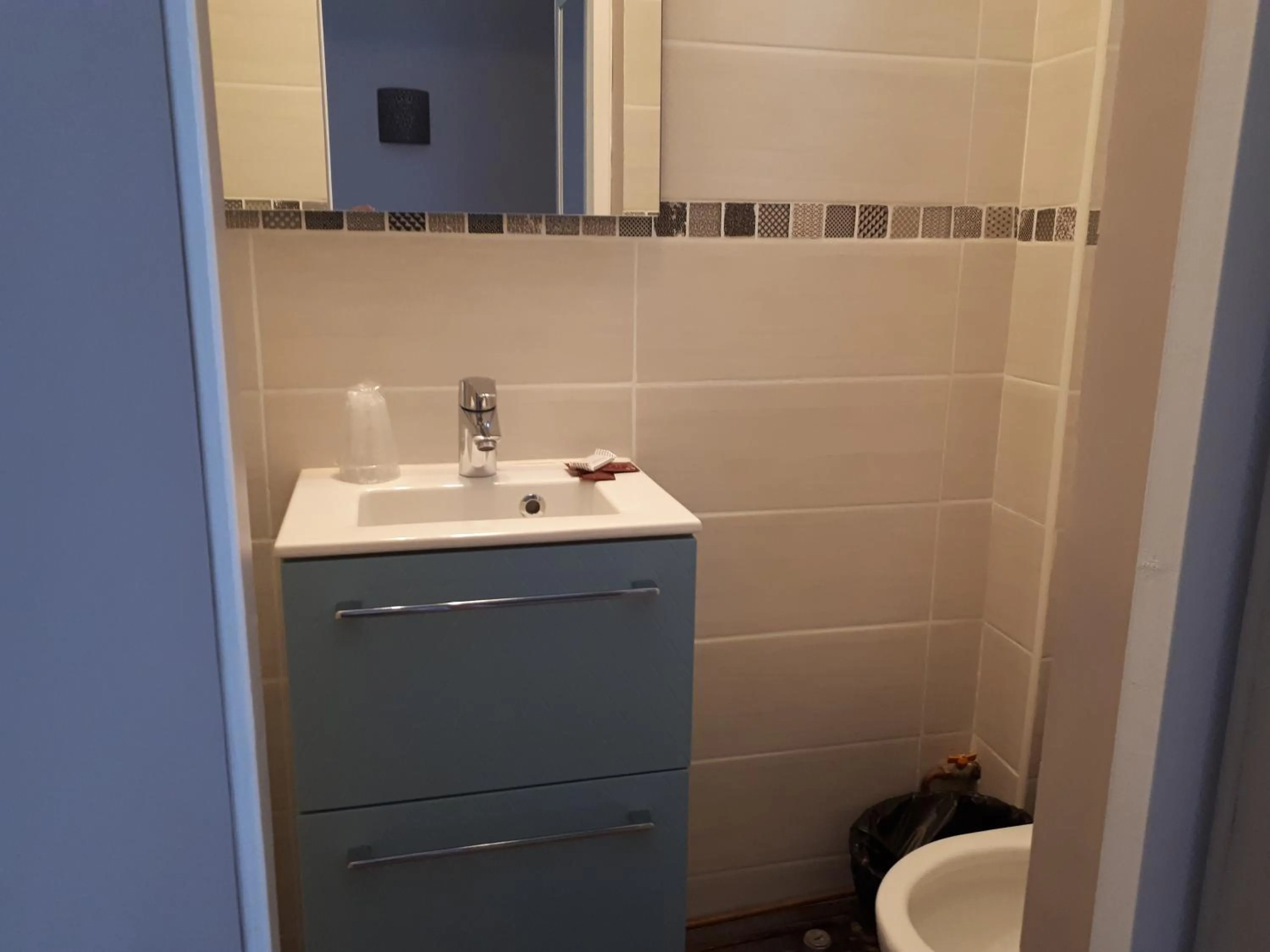 Bathroom in Hôtel Résidence Champerret