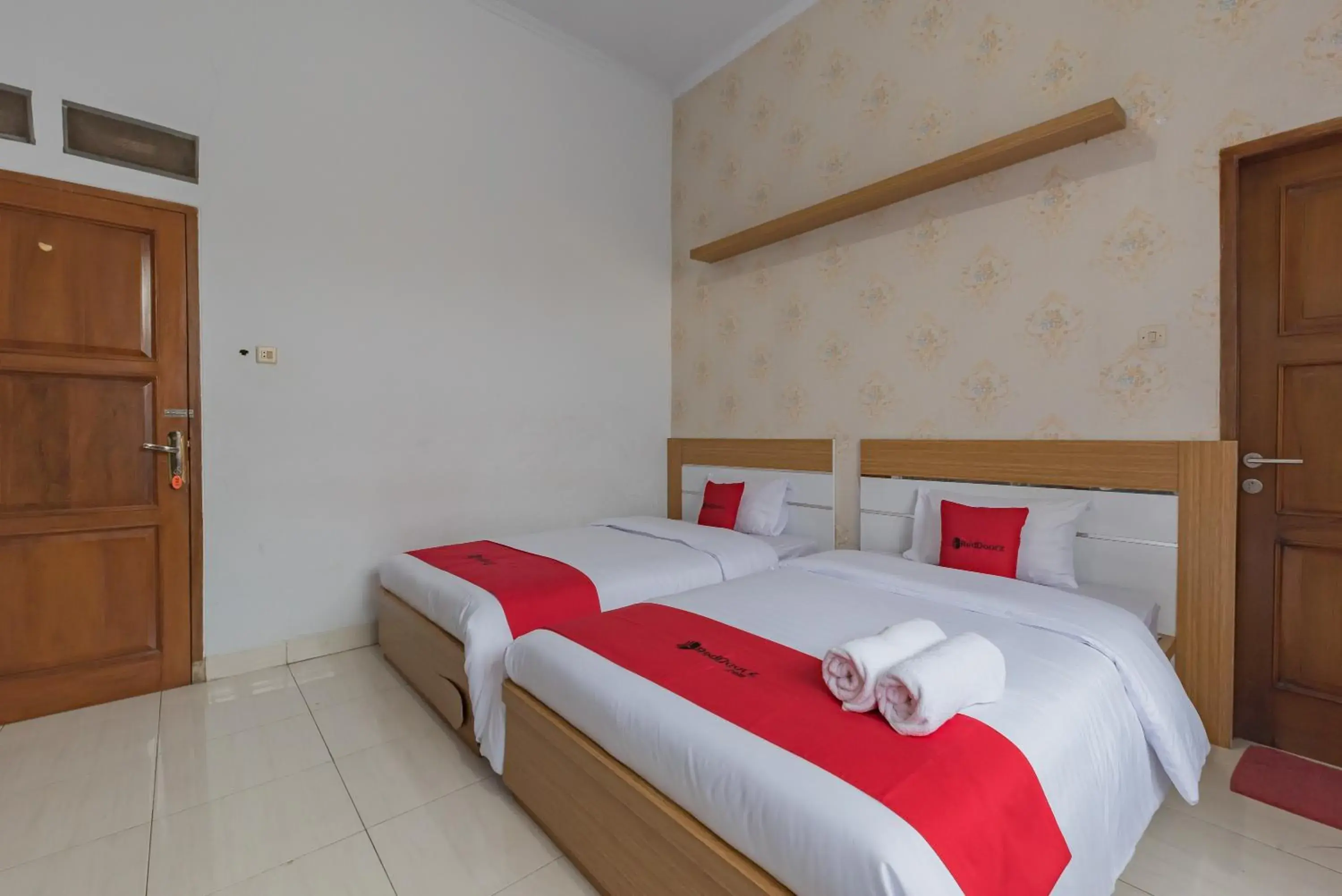 Twin Room in RedDoorz at Jalan Siliwangi Tasikmalaya Twin Room in RedDoorz at Jalan Siliwangi Tasikmalaya