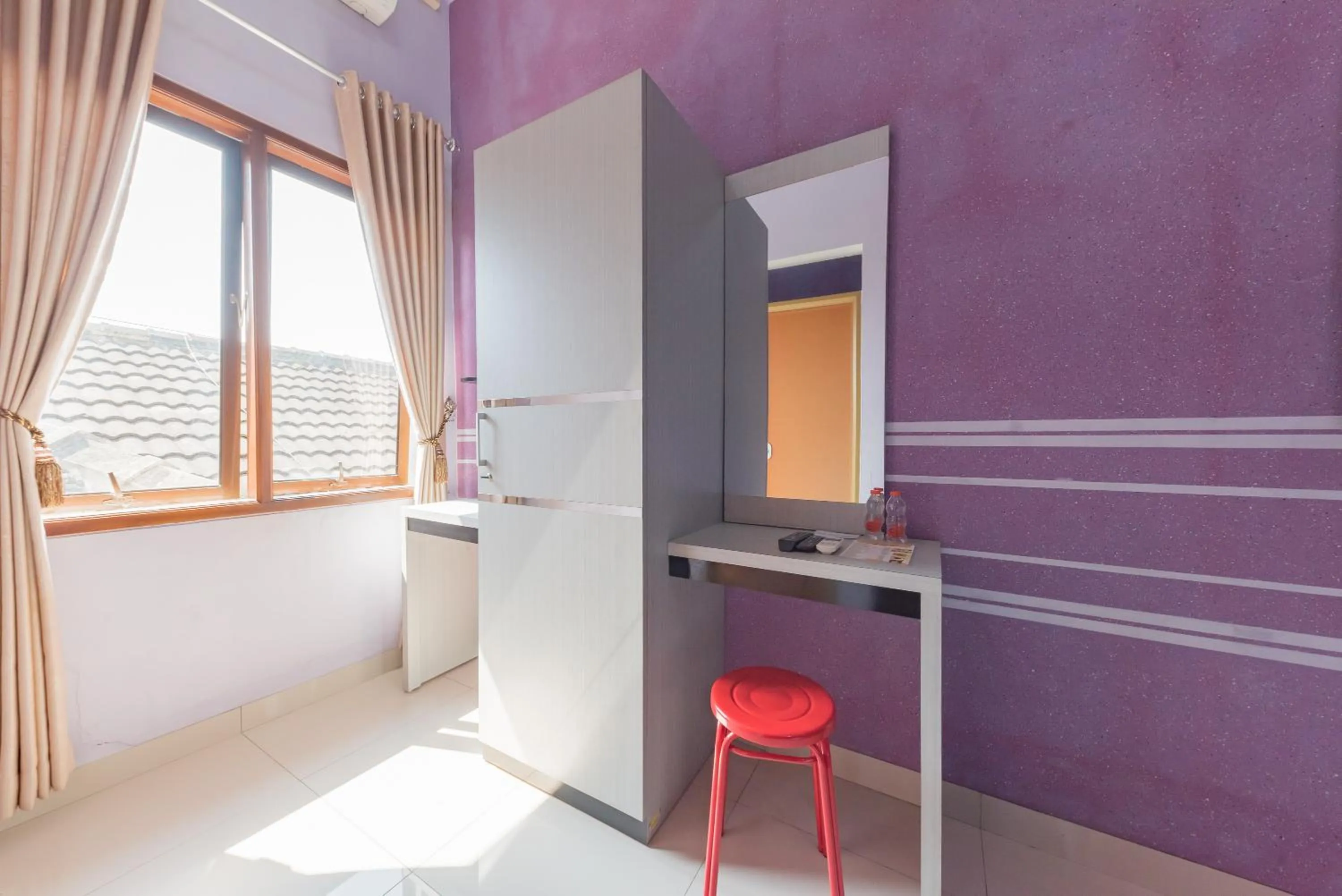 wardrobe in RedDoorz at Jalan Siliwangi Tasikmalaya