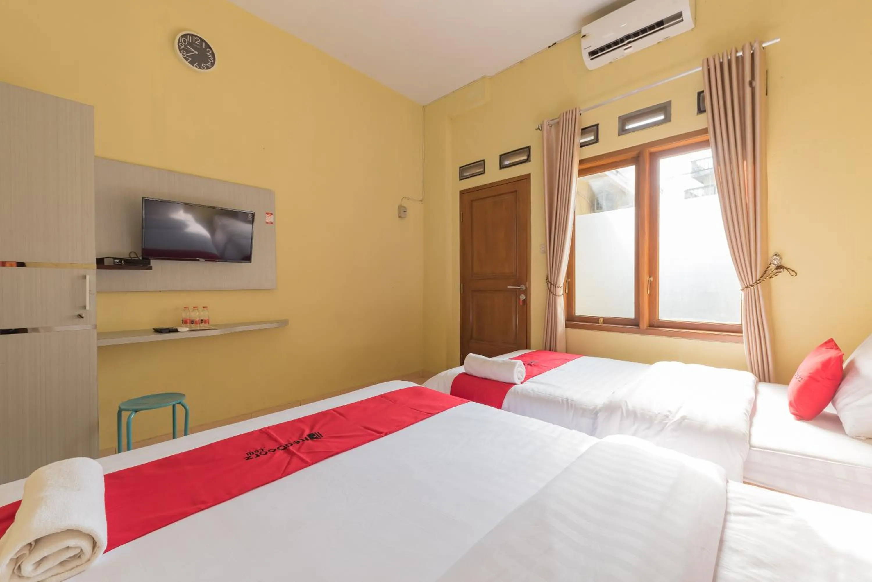 Bedroom, Bed in RedDoorz at Jalan Siliwangi Tasikmalaya