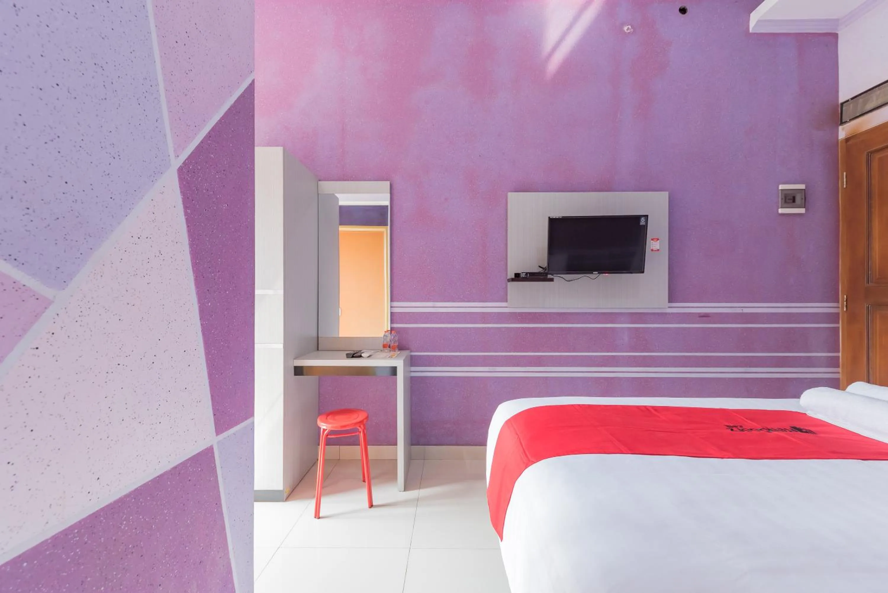 TV and multimedia, Bed in RedDoorz at Jalan Siliwangi Tasikmalaya