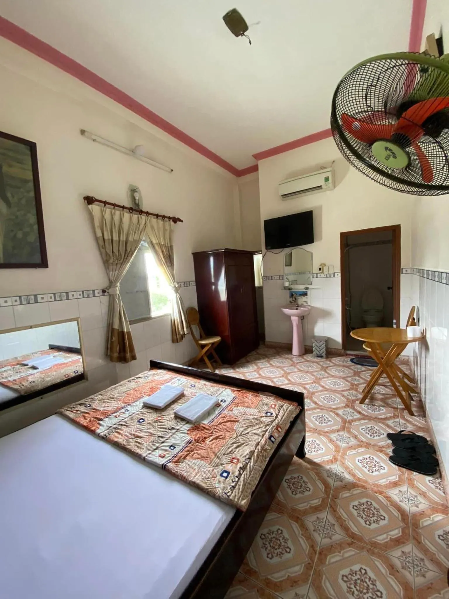 Bedroom, Bed in QUỲNH HOA HOTEL