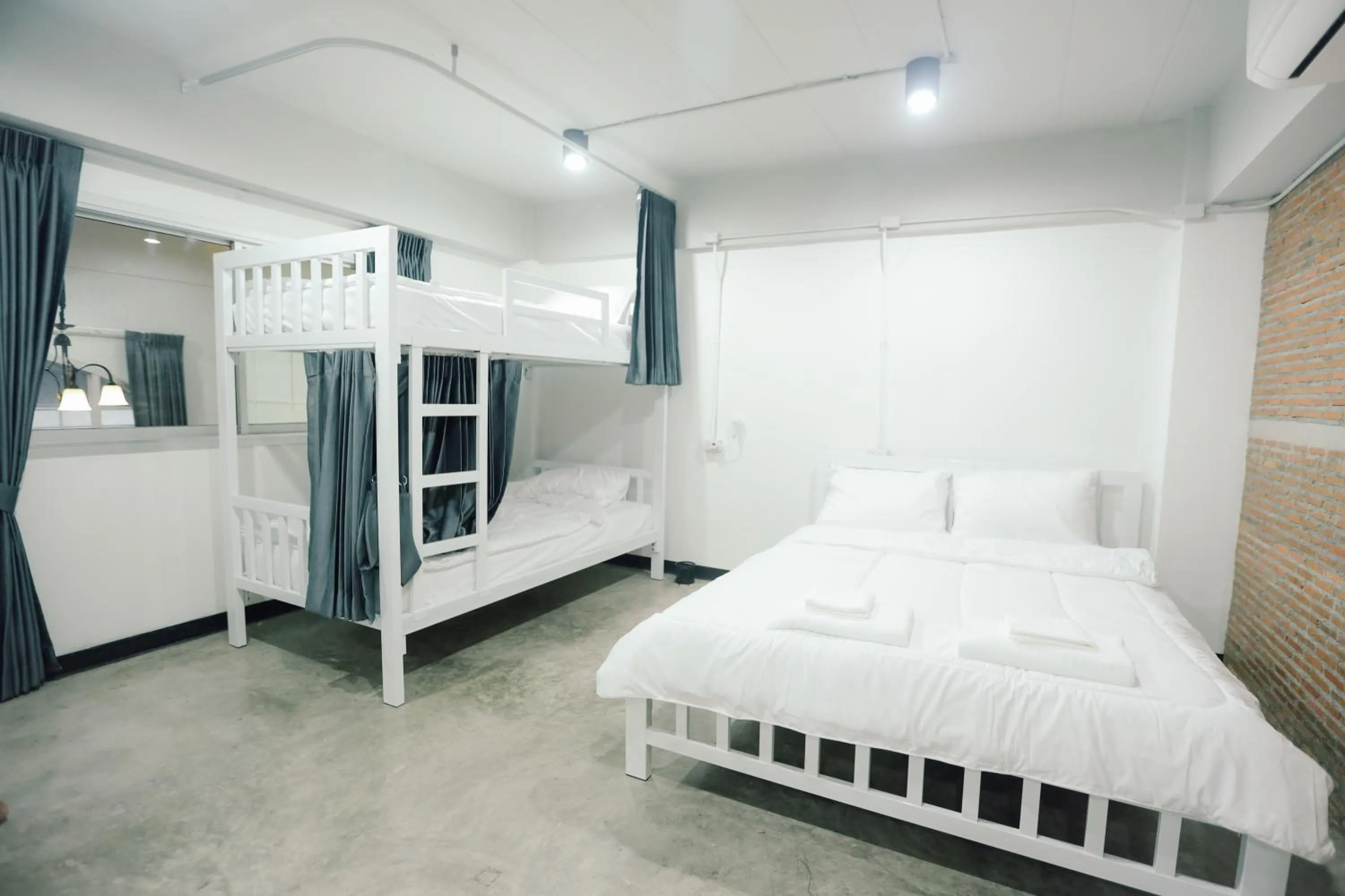 Photo of the whole room, Bed in G5 Hostel