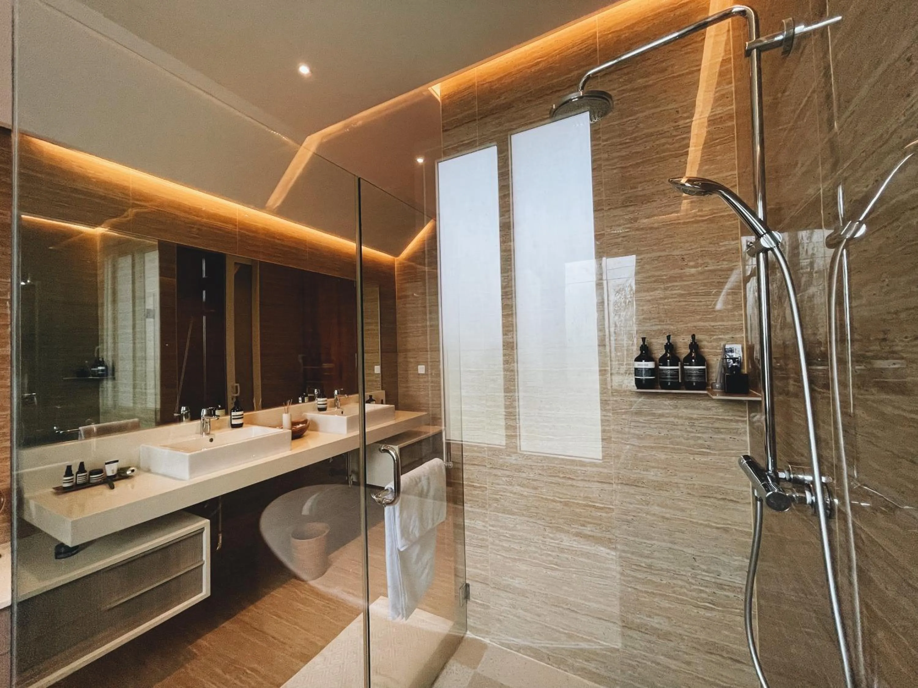 Shower in Kula Kara Villas Uluwatu