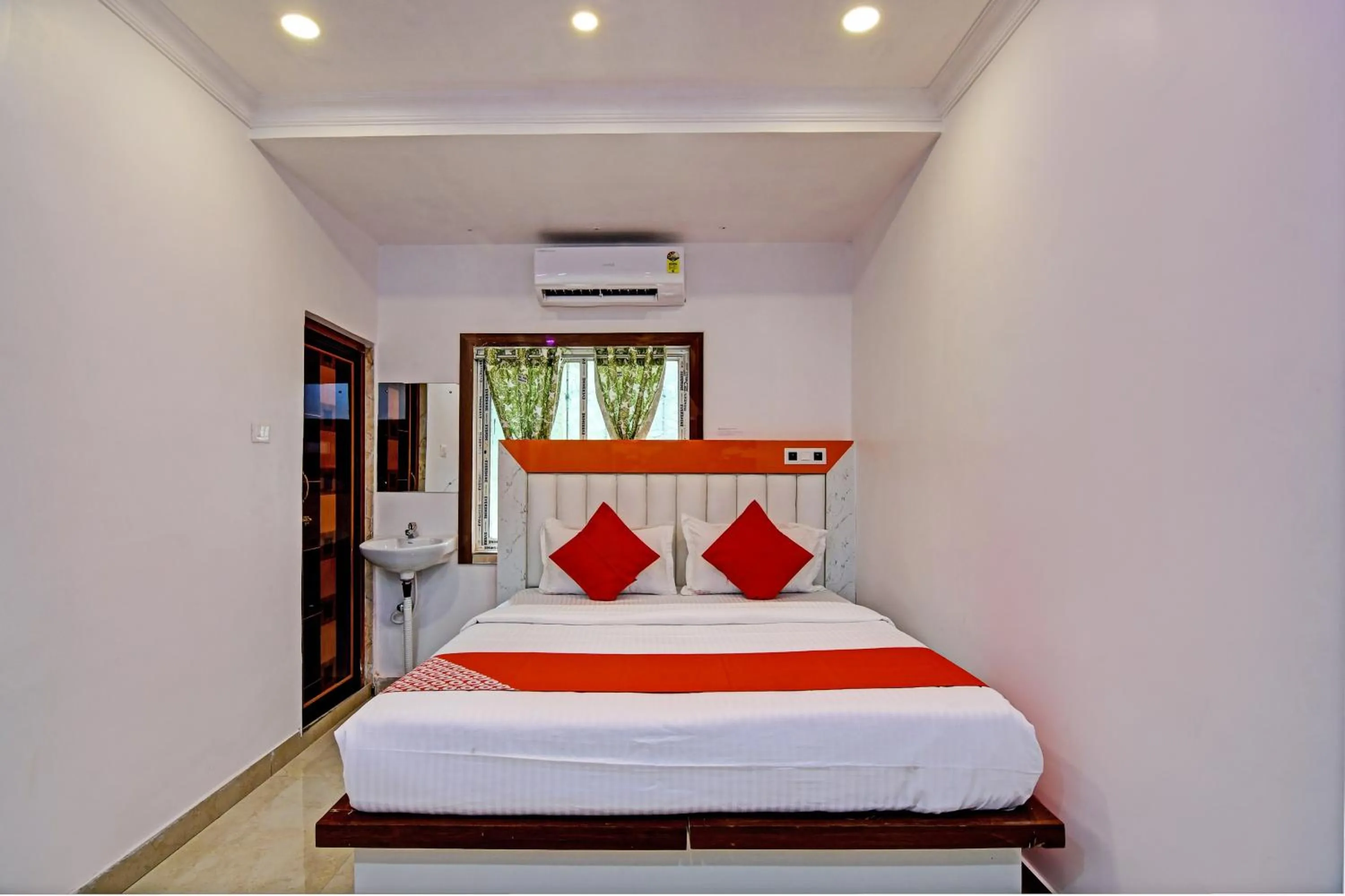 Bedroom, Bed in Super Hotel O Golden Palace