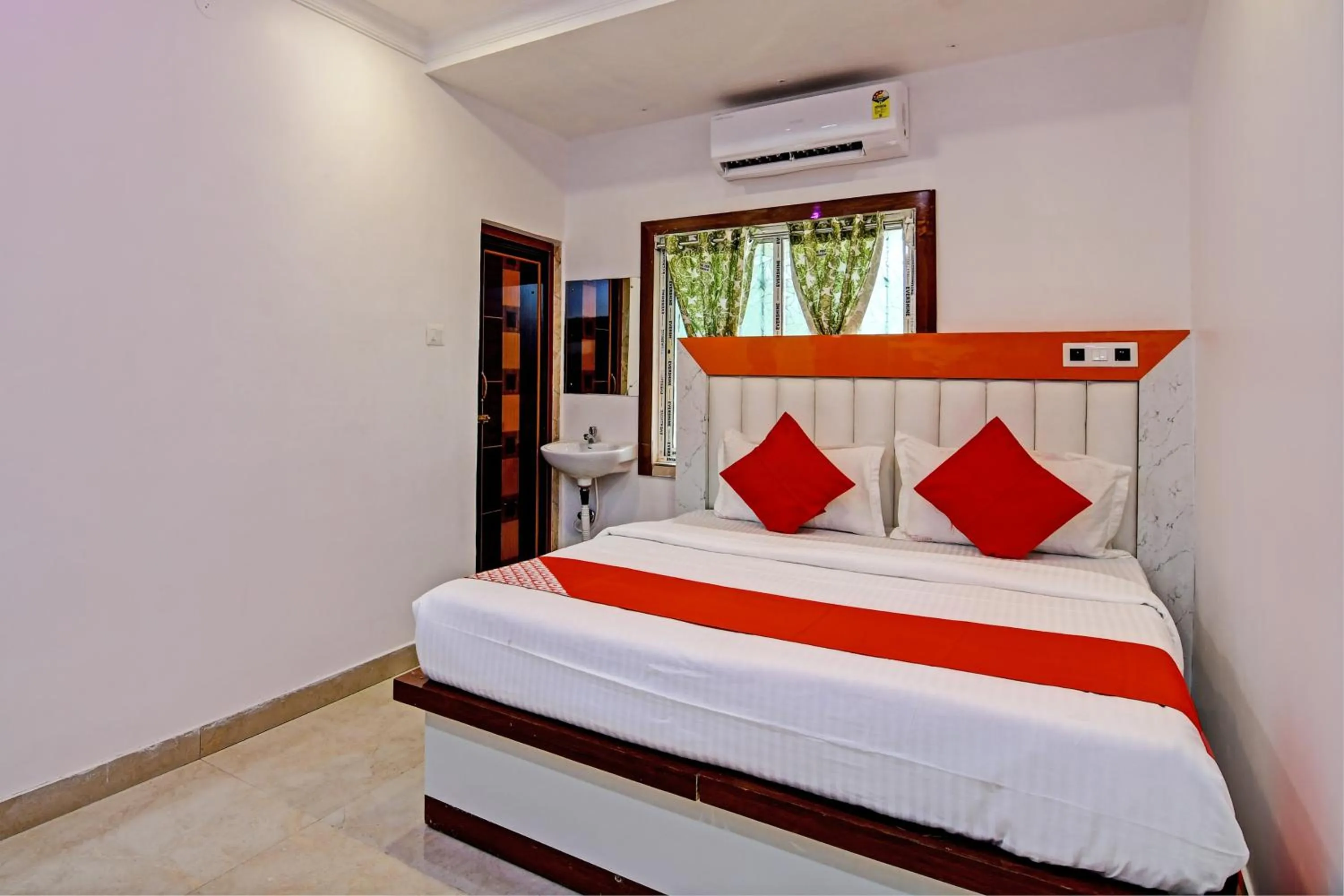 Bedroom, Bed in Super Hotel O Golden Palace