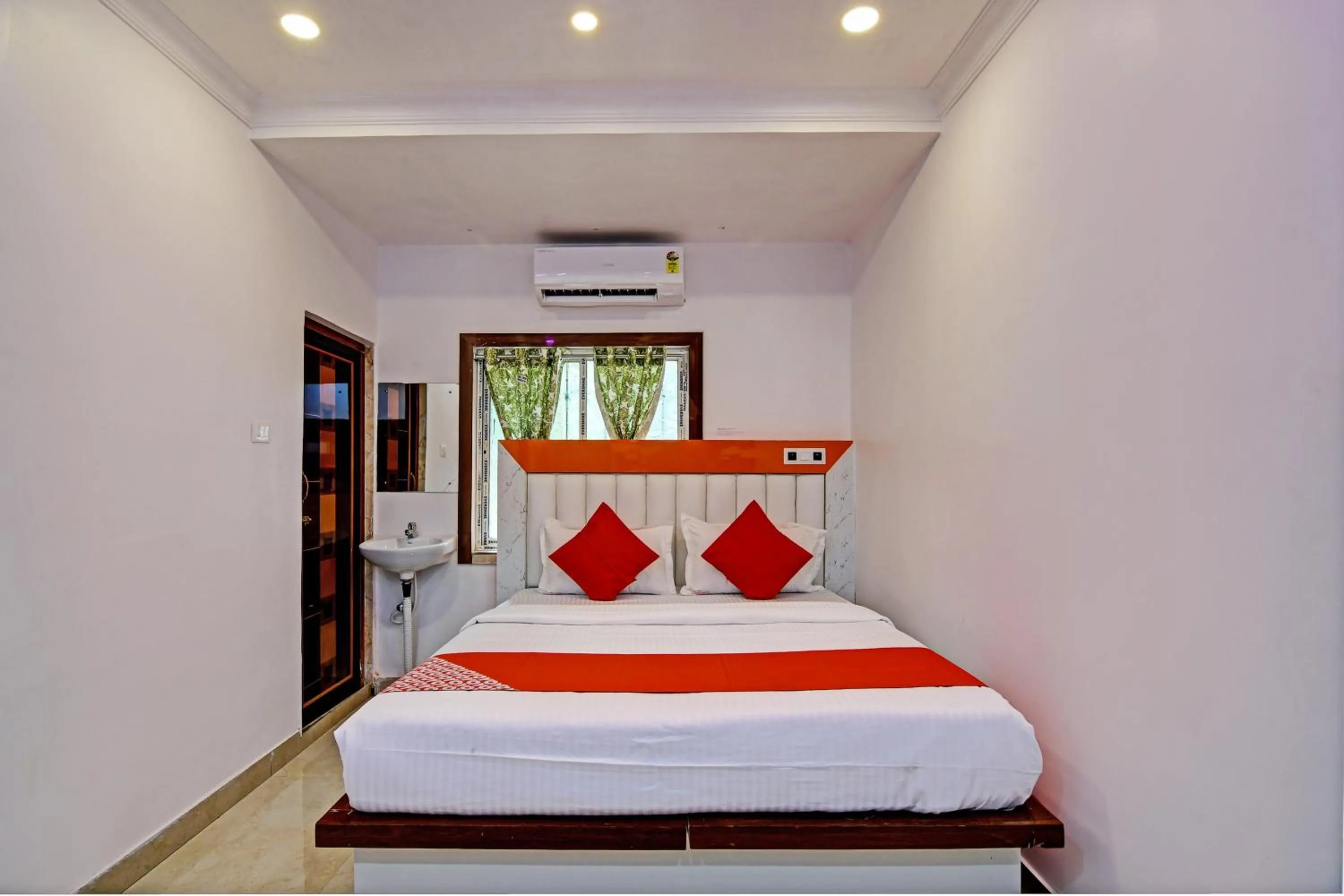 Bedroom, Bed in Super Hotel O Golden Palace