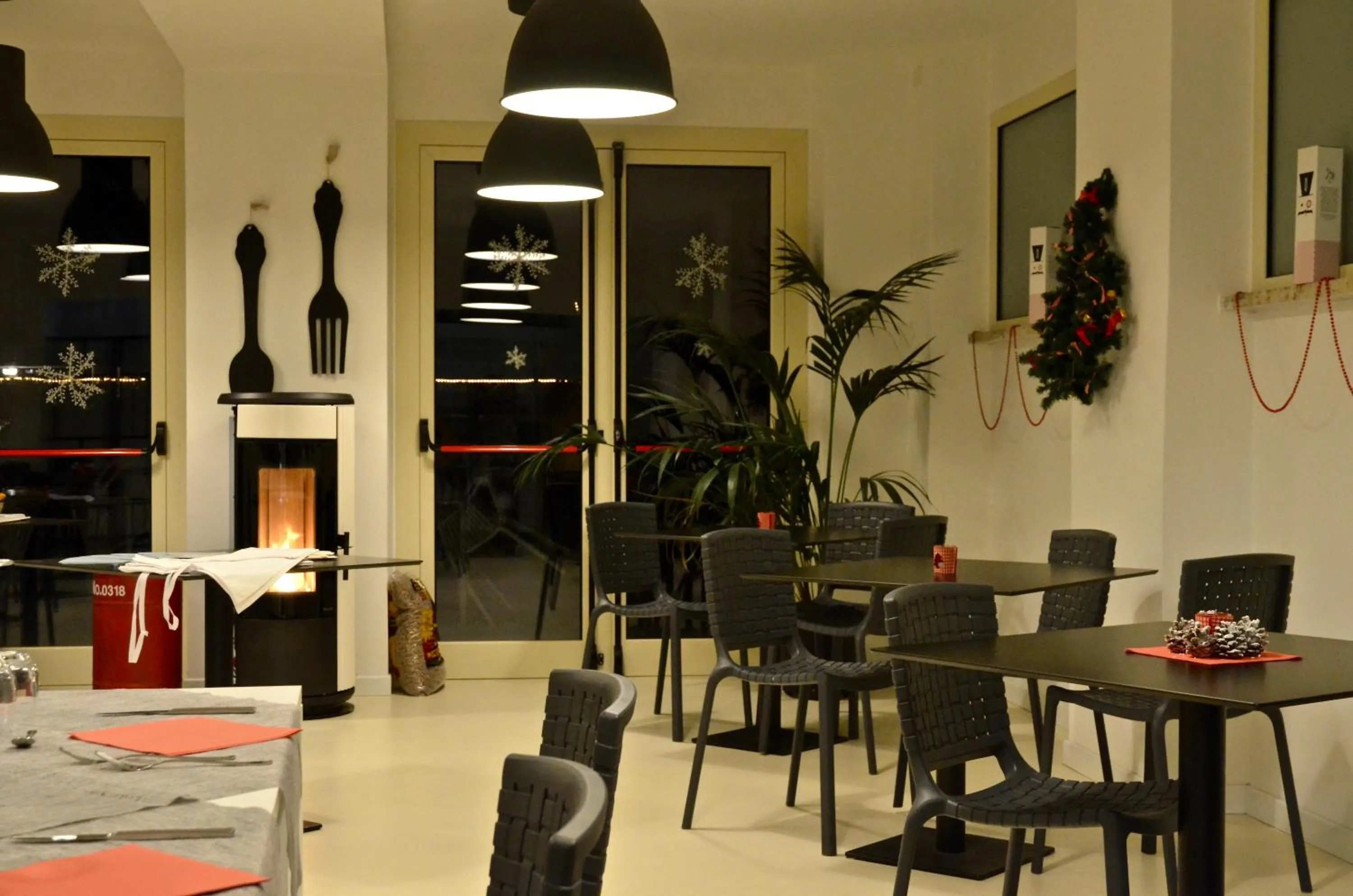 Restaurant/places to eat in Petit Hotel