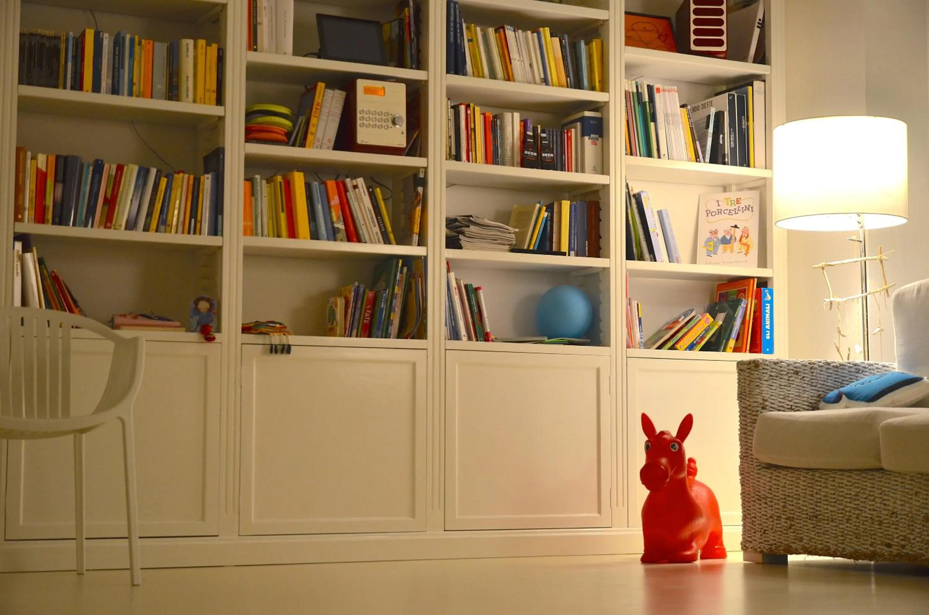 Library in Petit Hotel