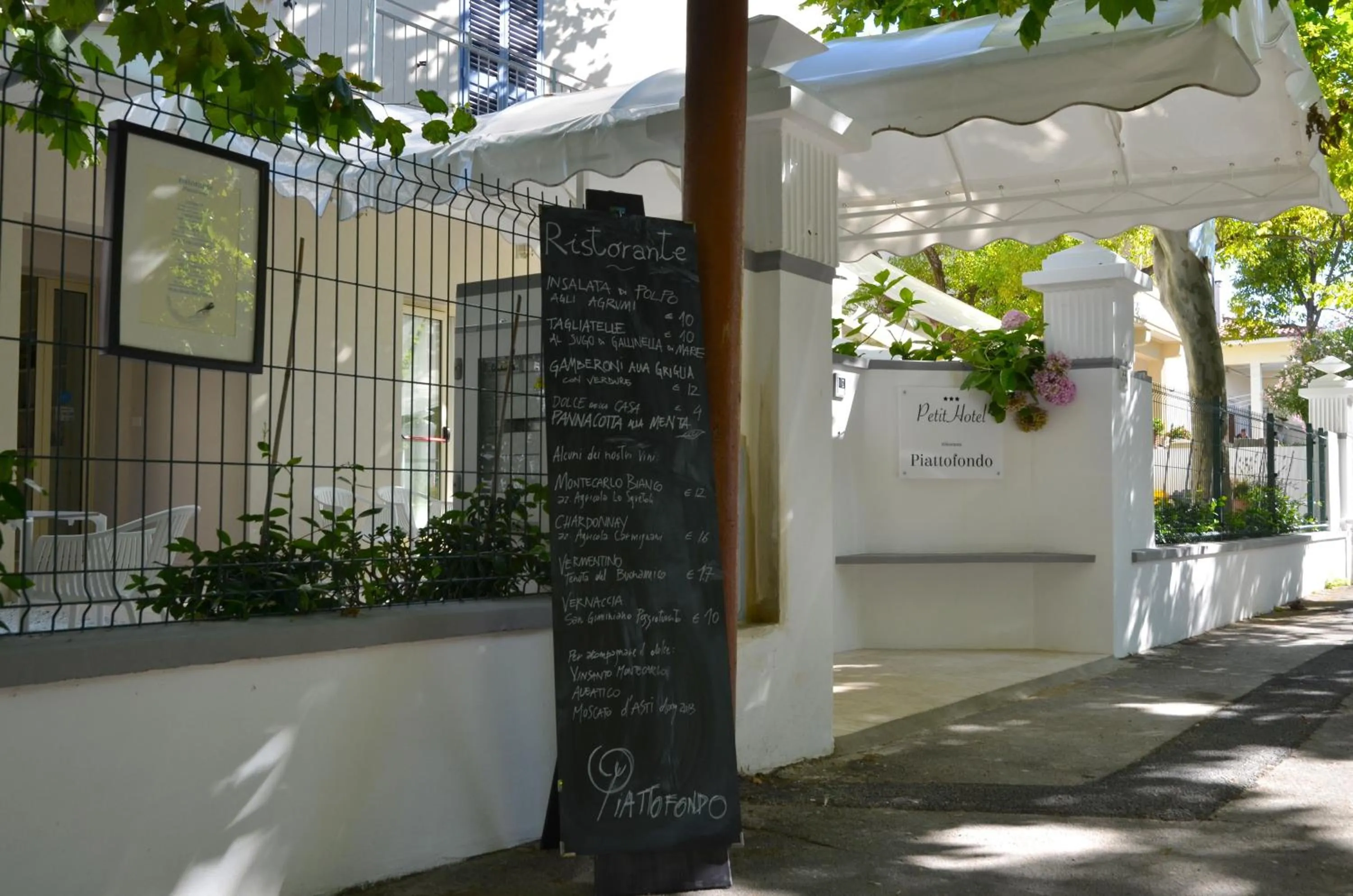 Facade/entrance in Petit Hotel