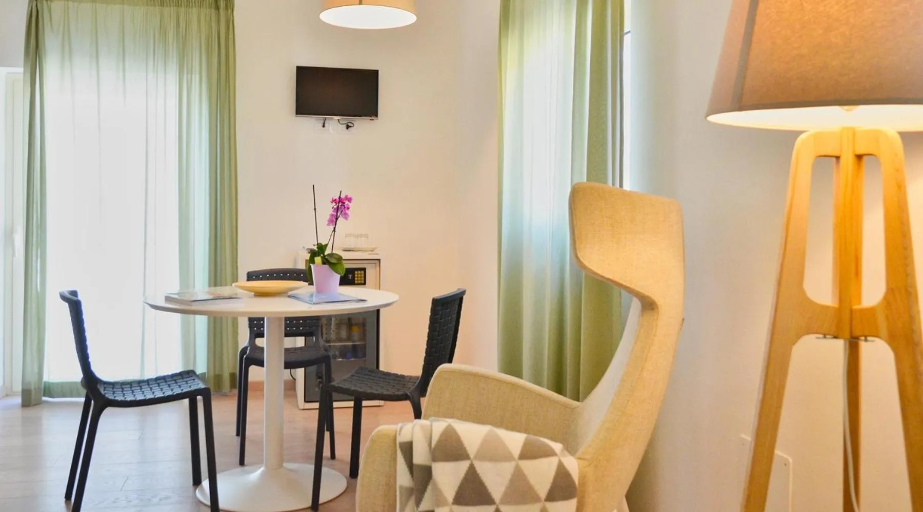 Photo of the whole room in Petit Hotel