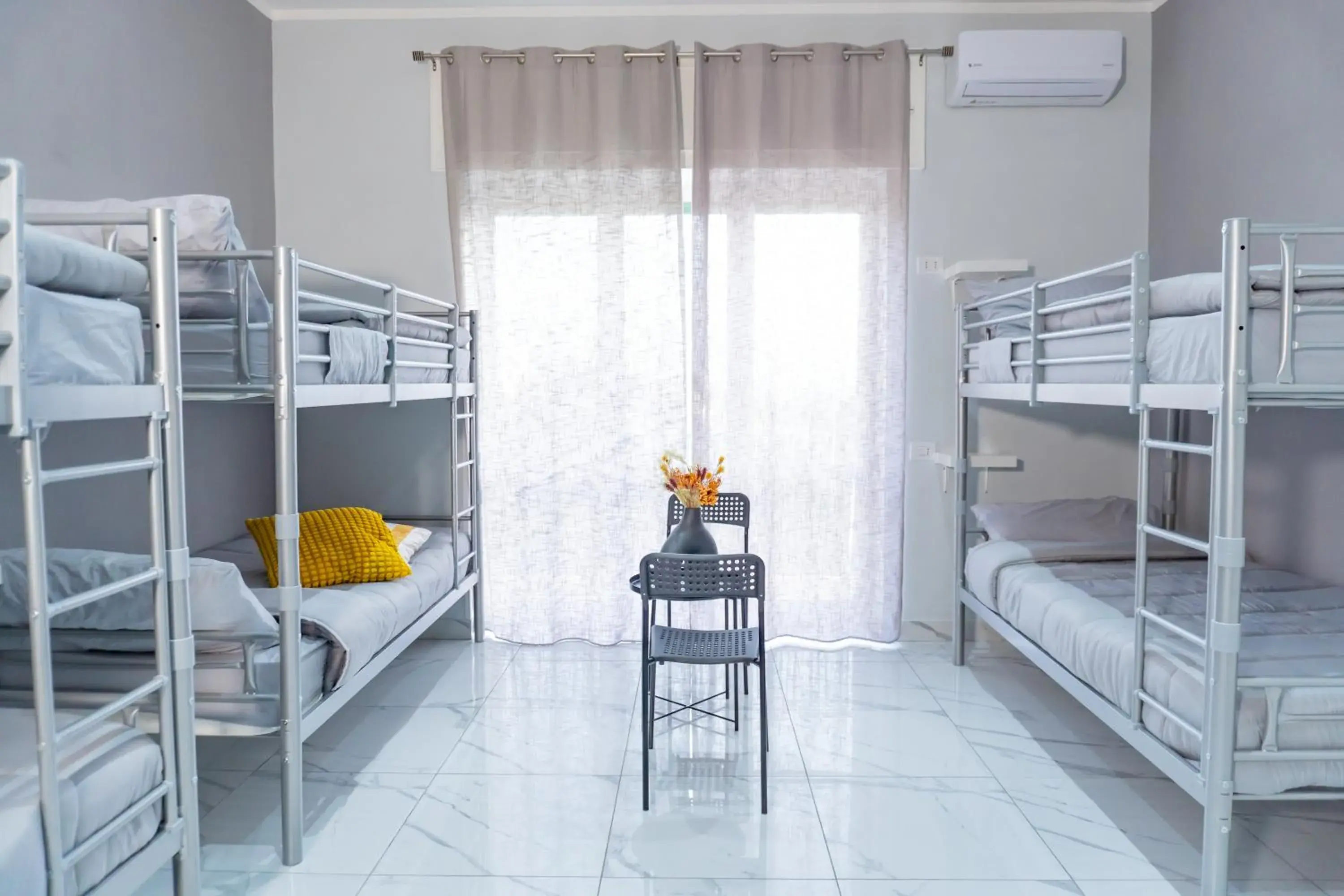 Bed in 6-Bed Mixed Dormitory Room in Hostel Partenope Bed in 6-Bed Mixed Dormitory Room in Hostel Partenope