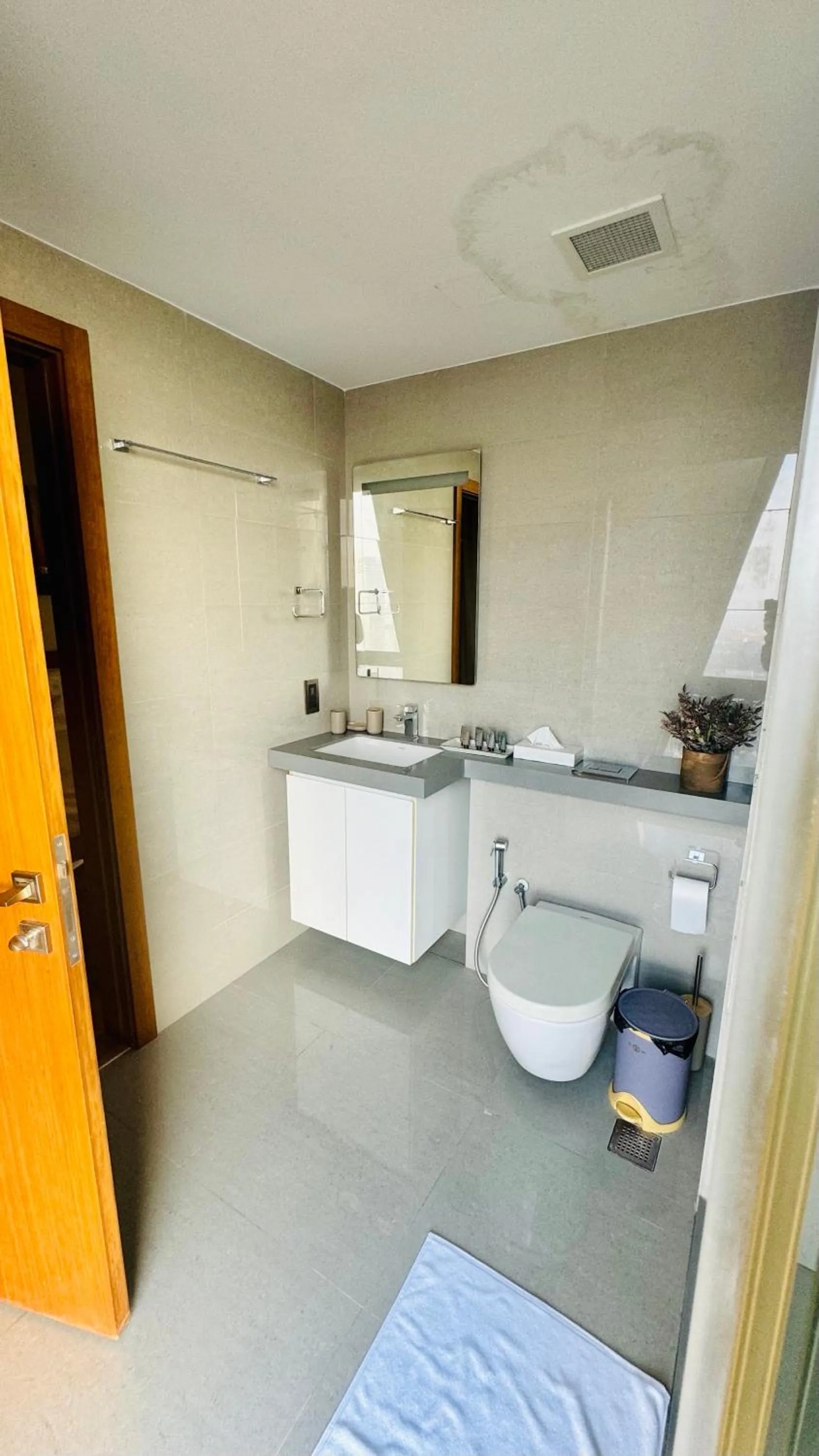 Toilet in Luxe Colombo Heights