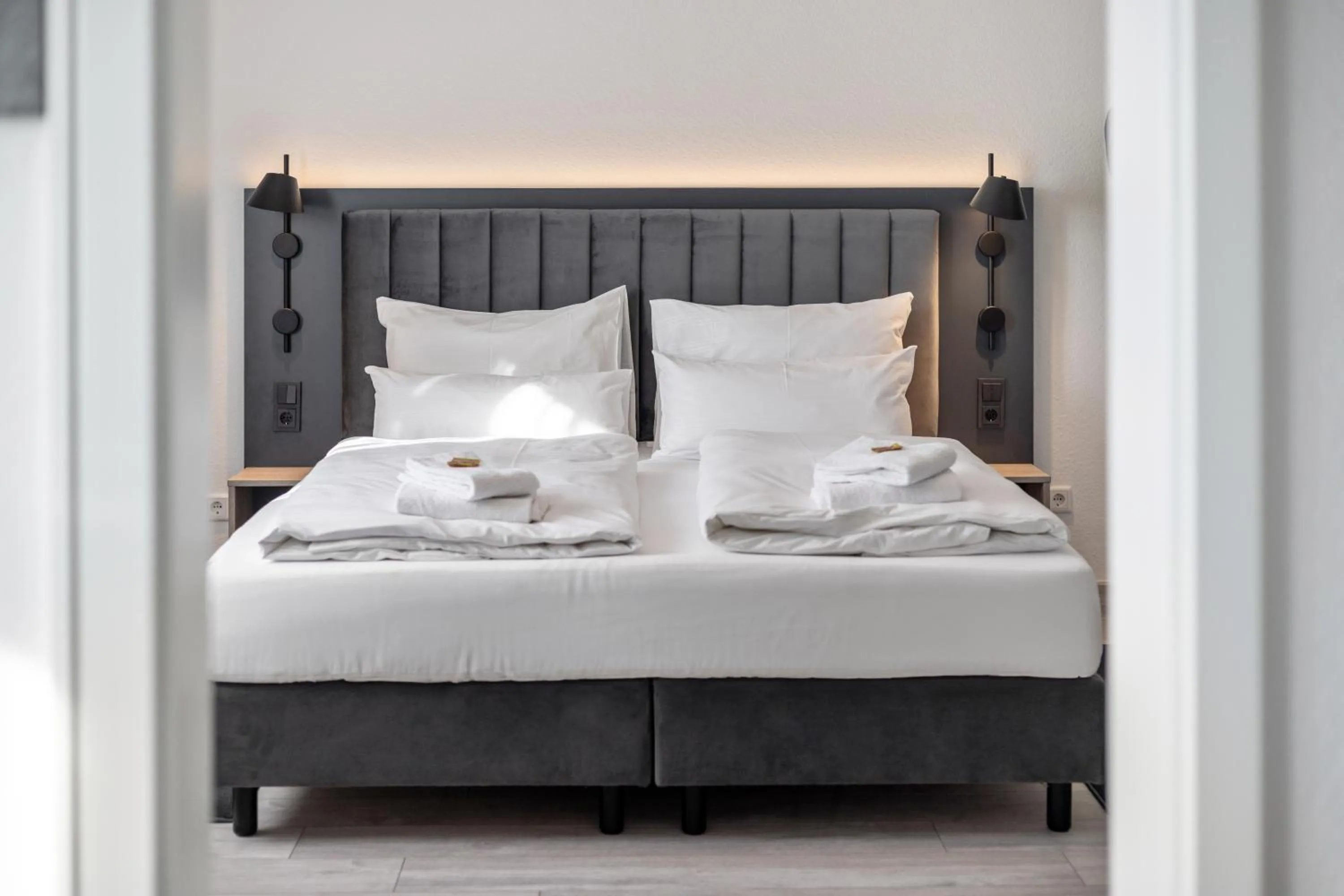 Photo of the whole room, Bed in BRIGHT Herzogenaurach Zentrum