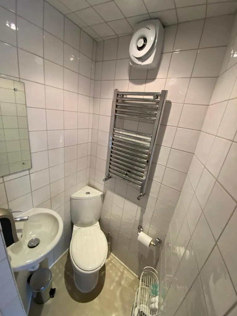 Bathroom in Grosvenor Place Guest House