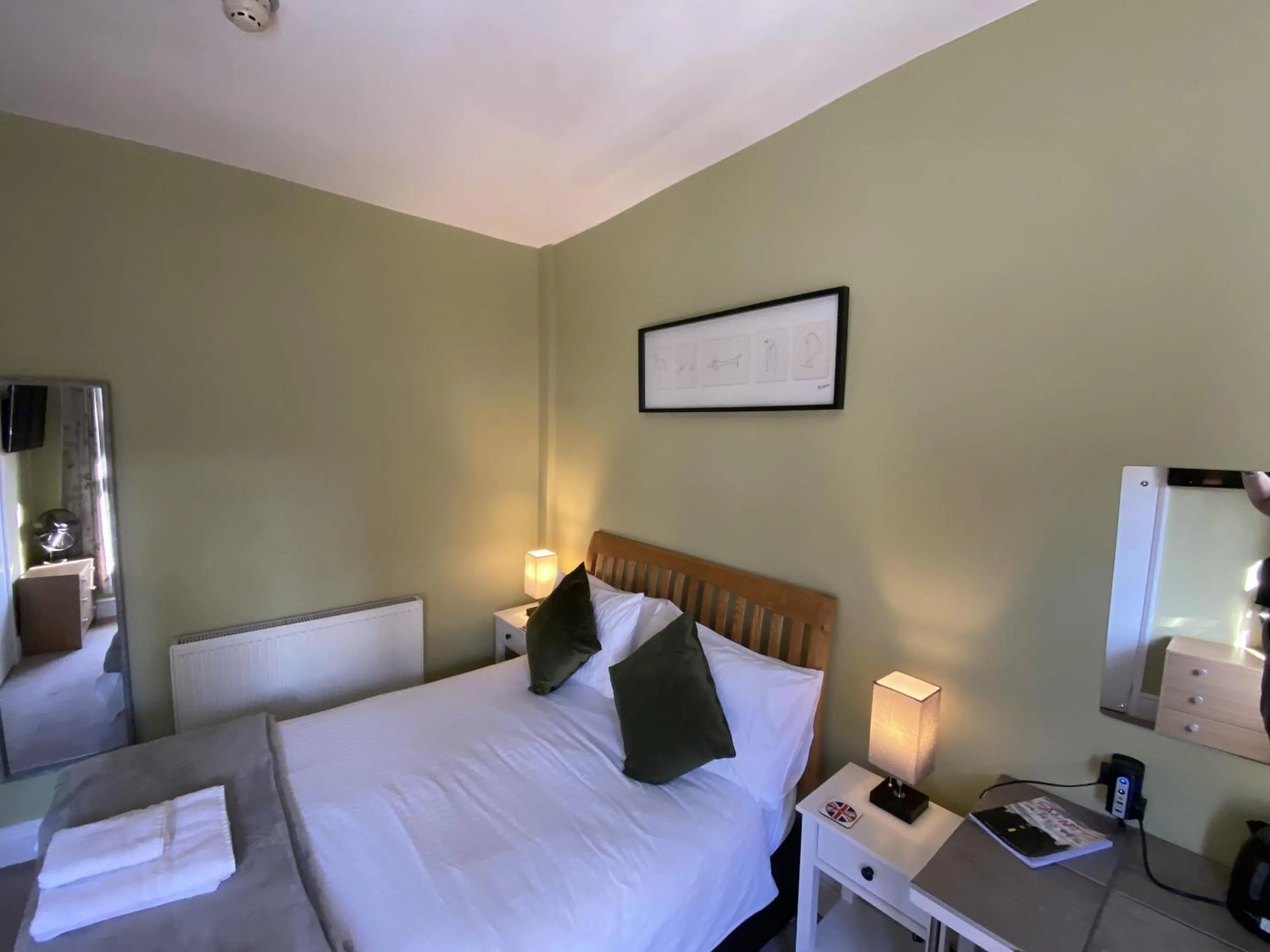 Bedroom, Bed in Grosvenor Place Guest House