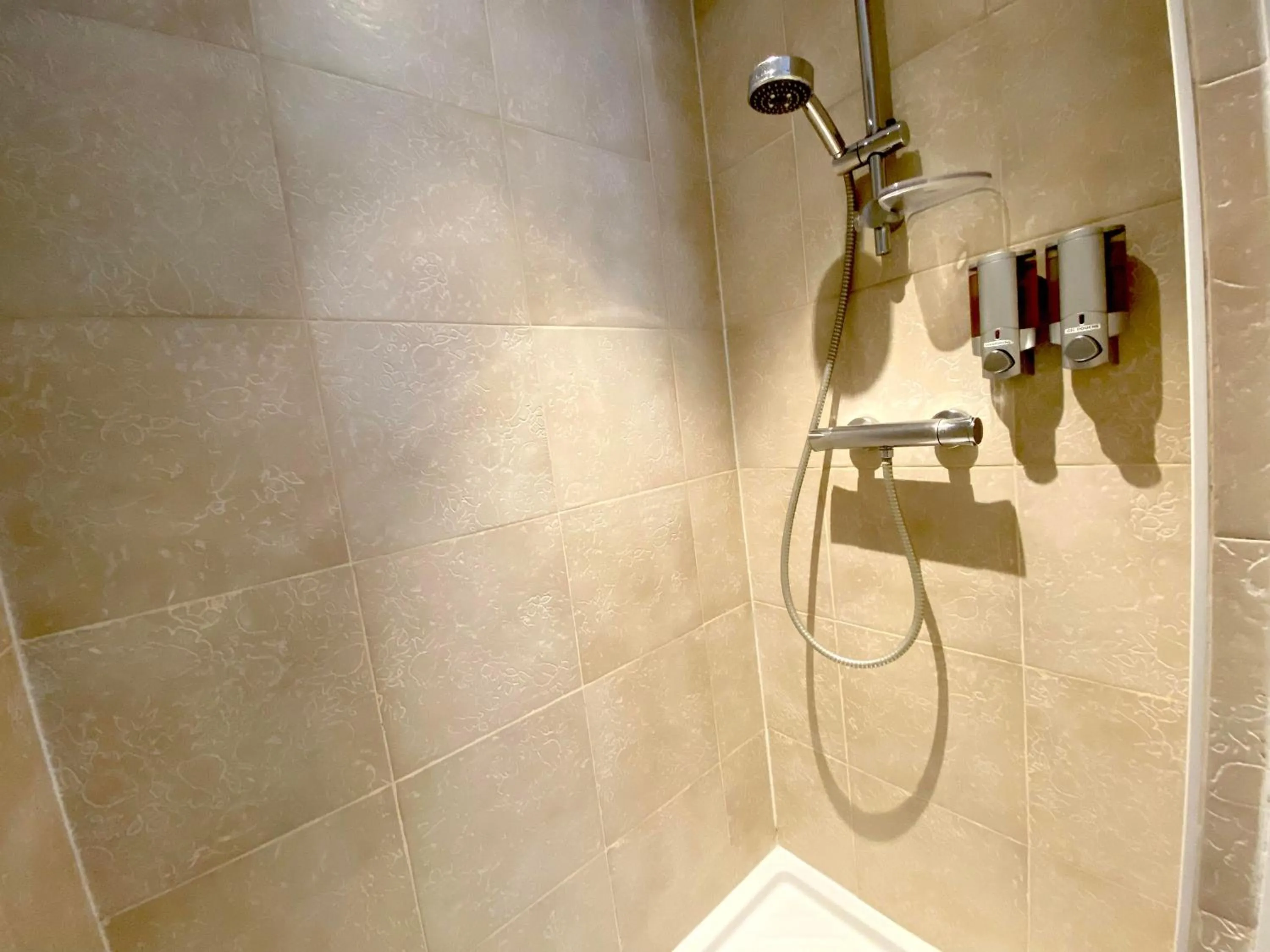 Bathroom in La Villa Paris - B&B