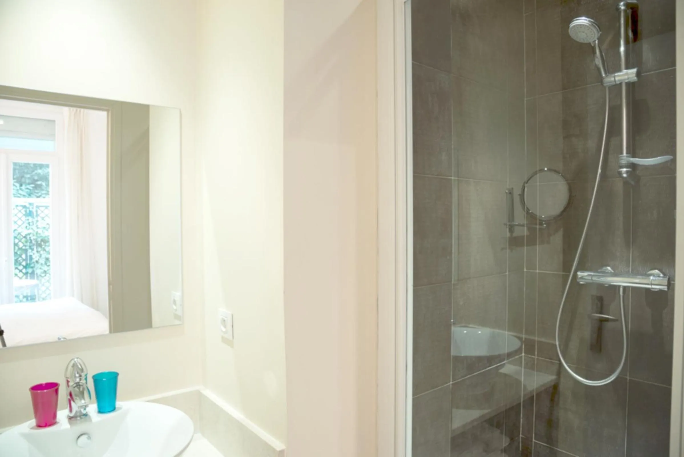 Bathroom in La Villa Paris - B&B