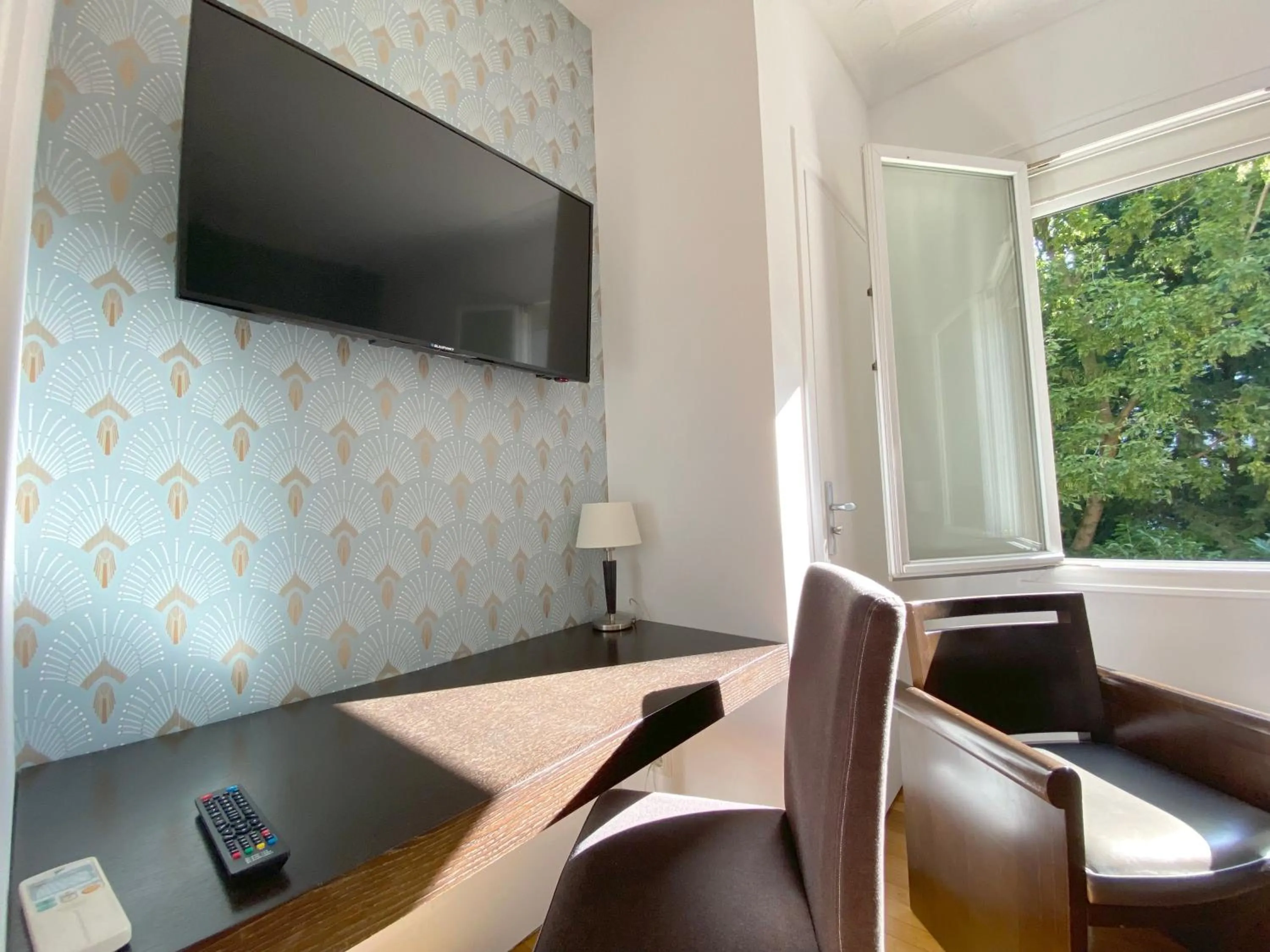 TV and multimedia in La Villa Paris - B&B