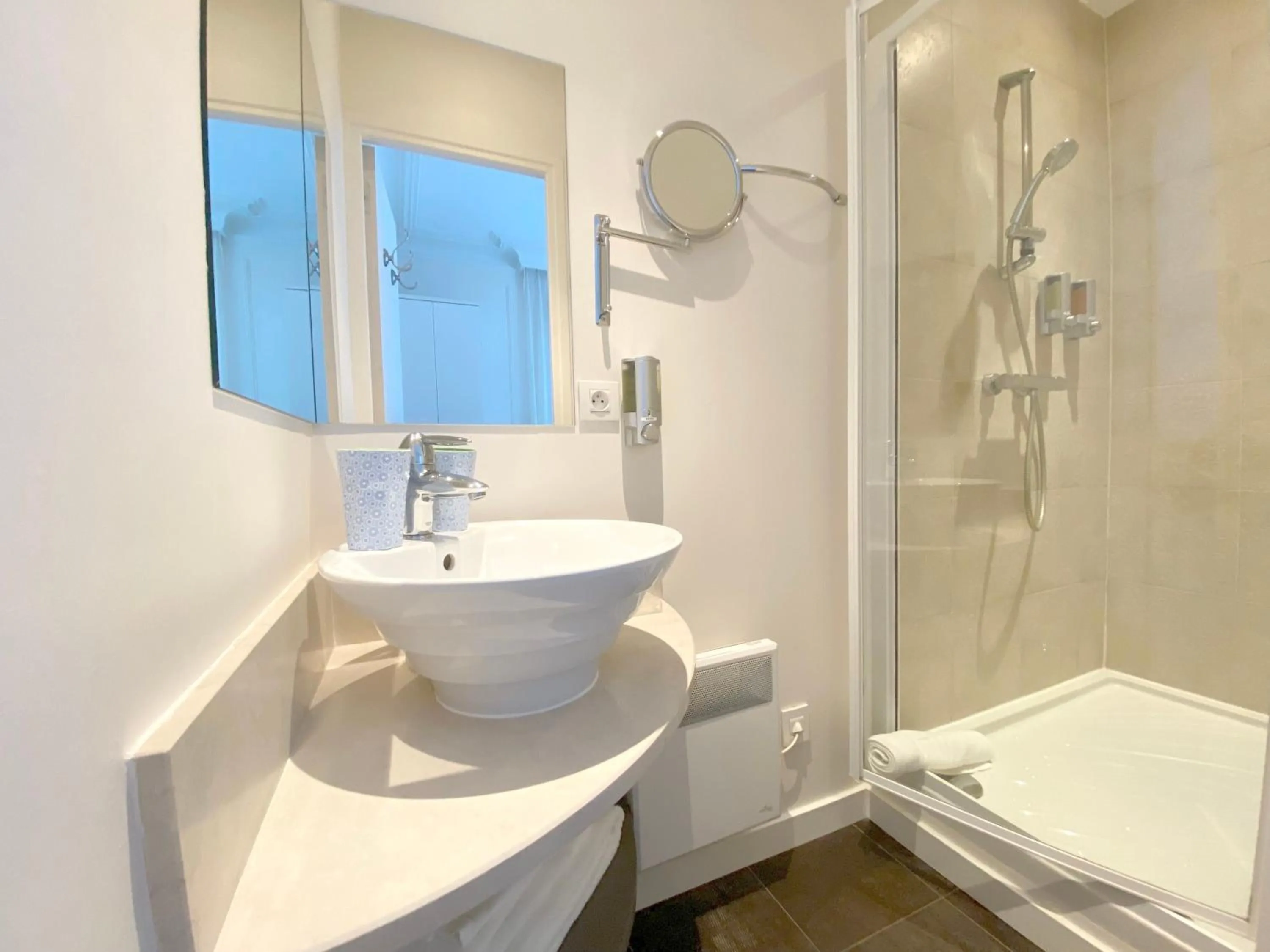 Bathroom in La Villa Paris - B&B