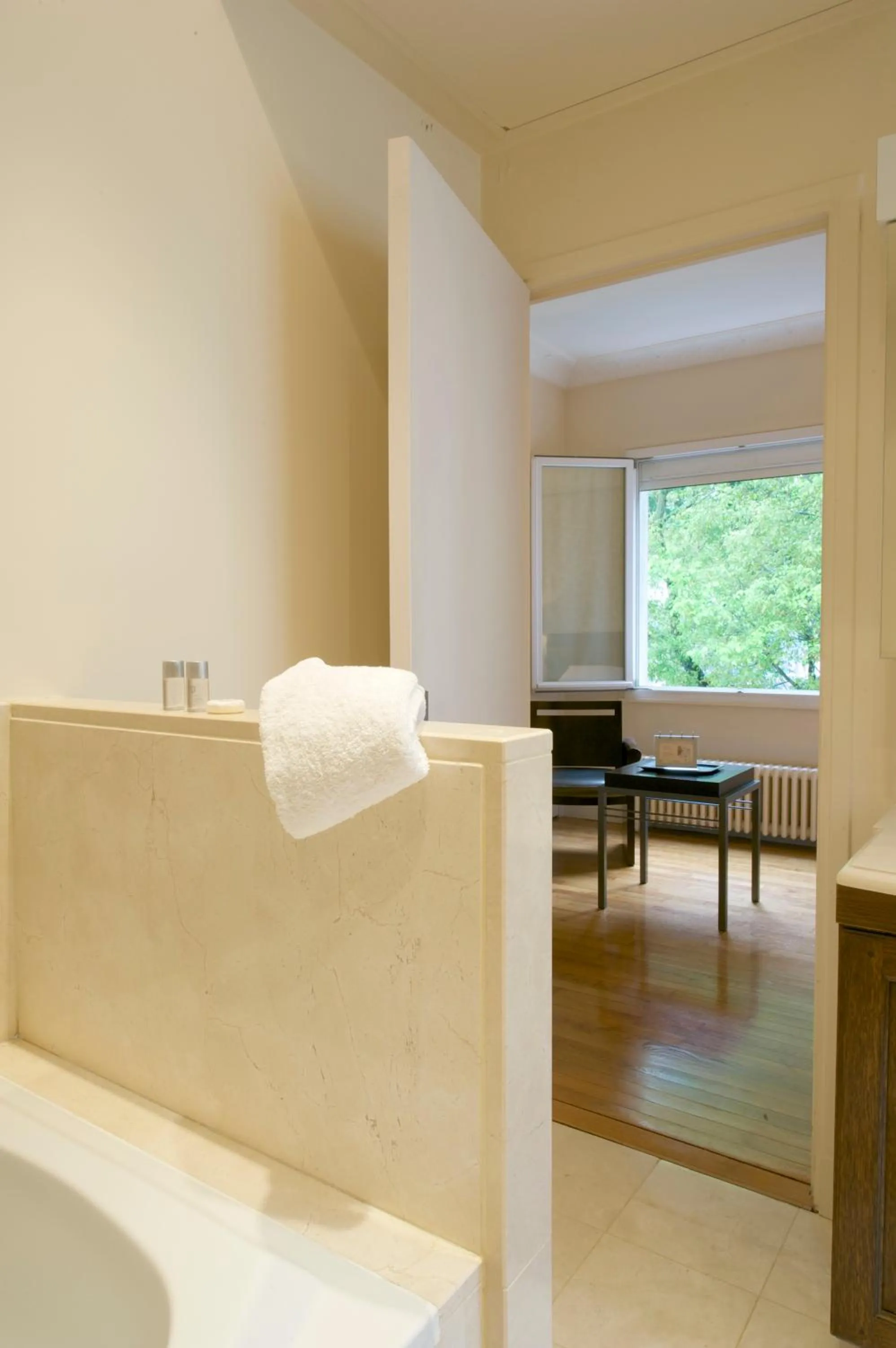 Bedroom in La Villa Paris - B&B